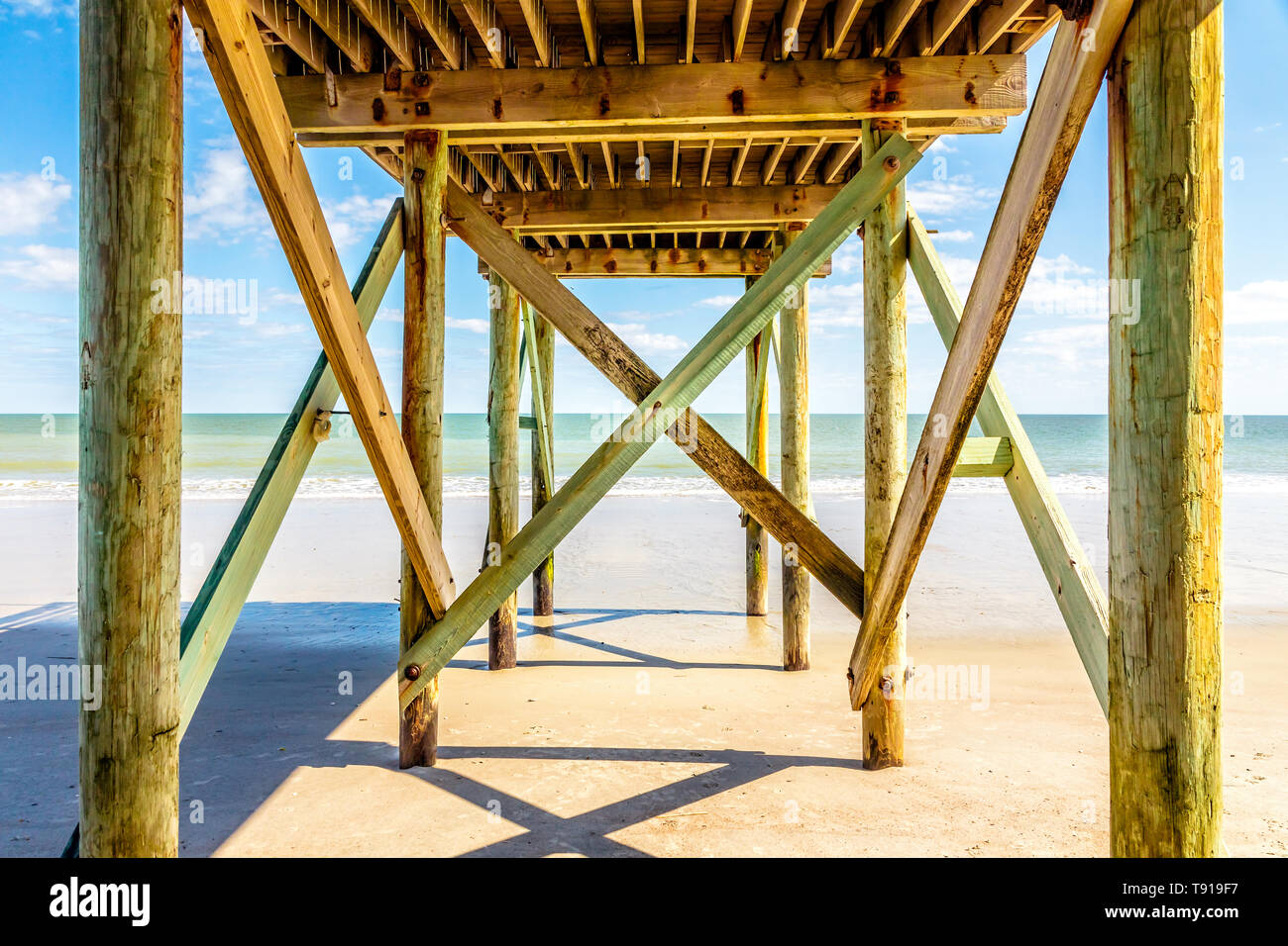 Sandstrand und Pier auf Edisto Island, South Carolina Stockfoto