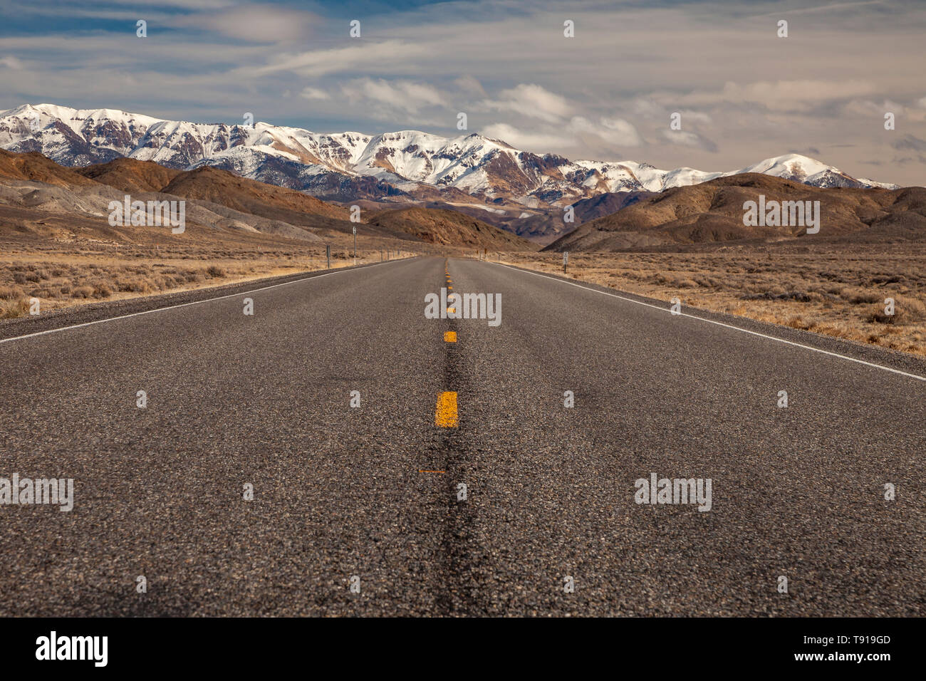 Die Autobahn 50 und die schneebedeckten Berge. Nevada, USA. Stockfoto