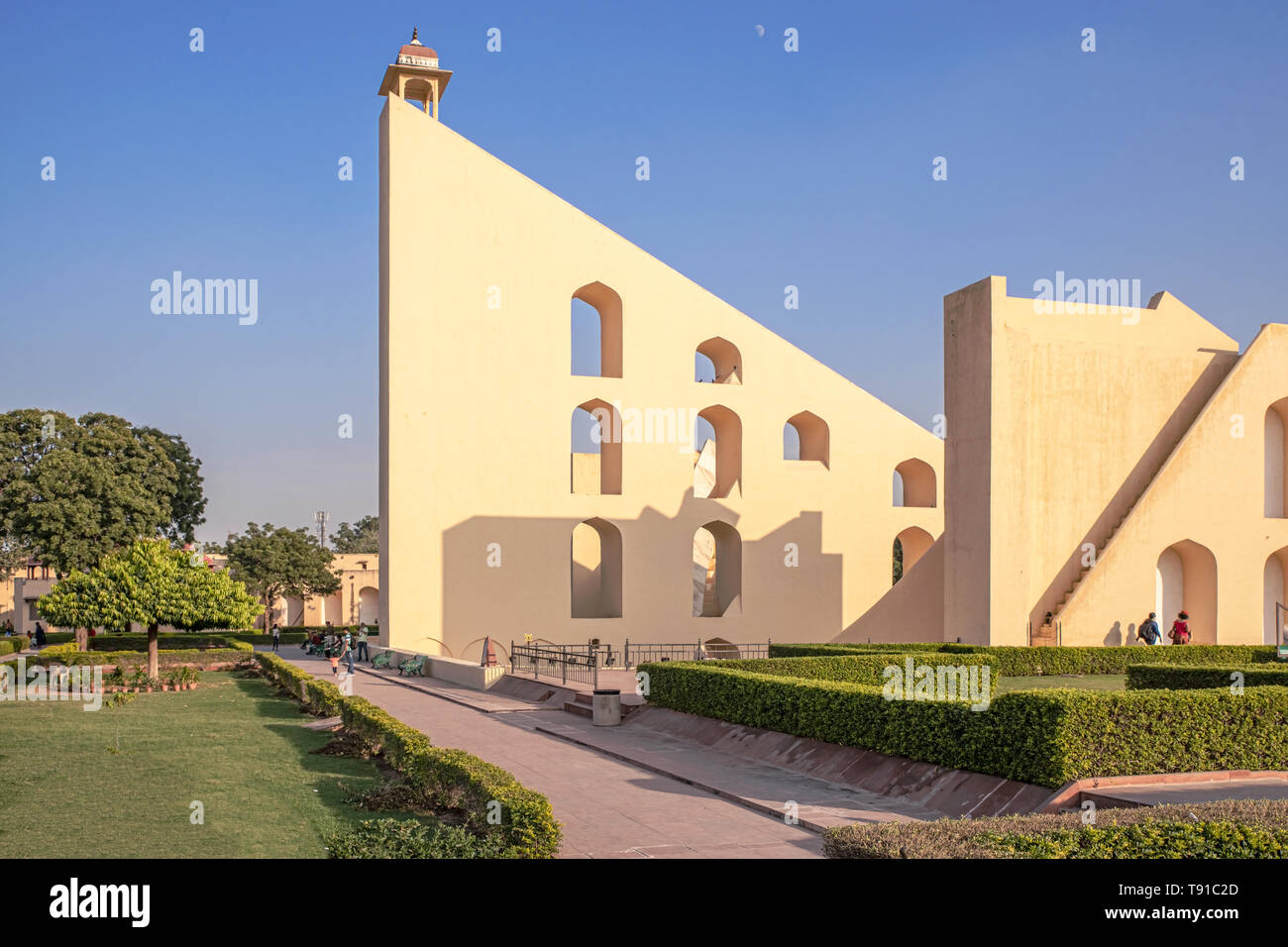 Blick auf die Aussichtsplattform des riesigen Sonnenuhr, Samrat Yantra, das Höchste Instrument, an der Sternwarte in Jaipur, Rajasthan, Indien Stockfoto