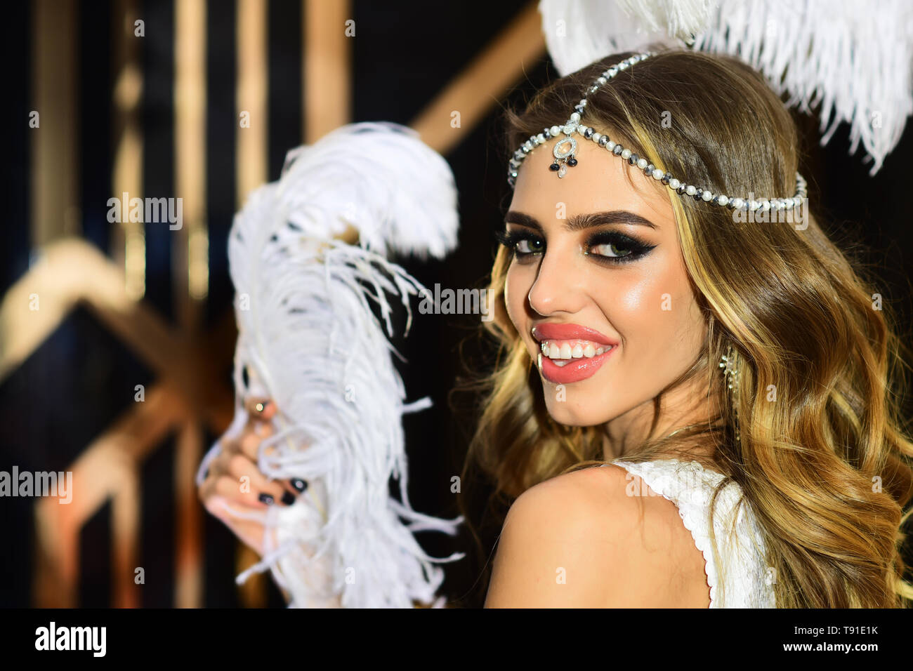 Junge Frau mit leuchtenden Gesichtshaut. Empfindliche Haut Behandlung und Pflege. Die schönheit Verschleiß und können eifersüchtig Stockfoto