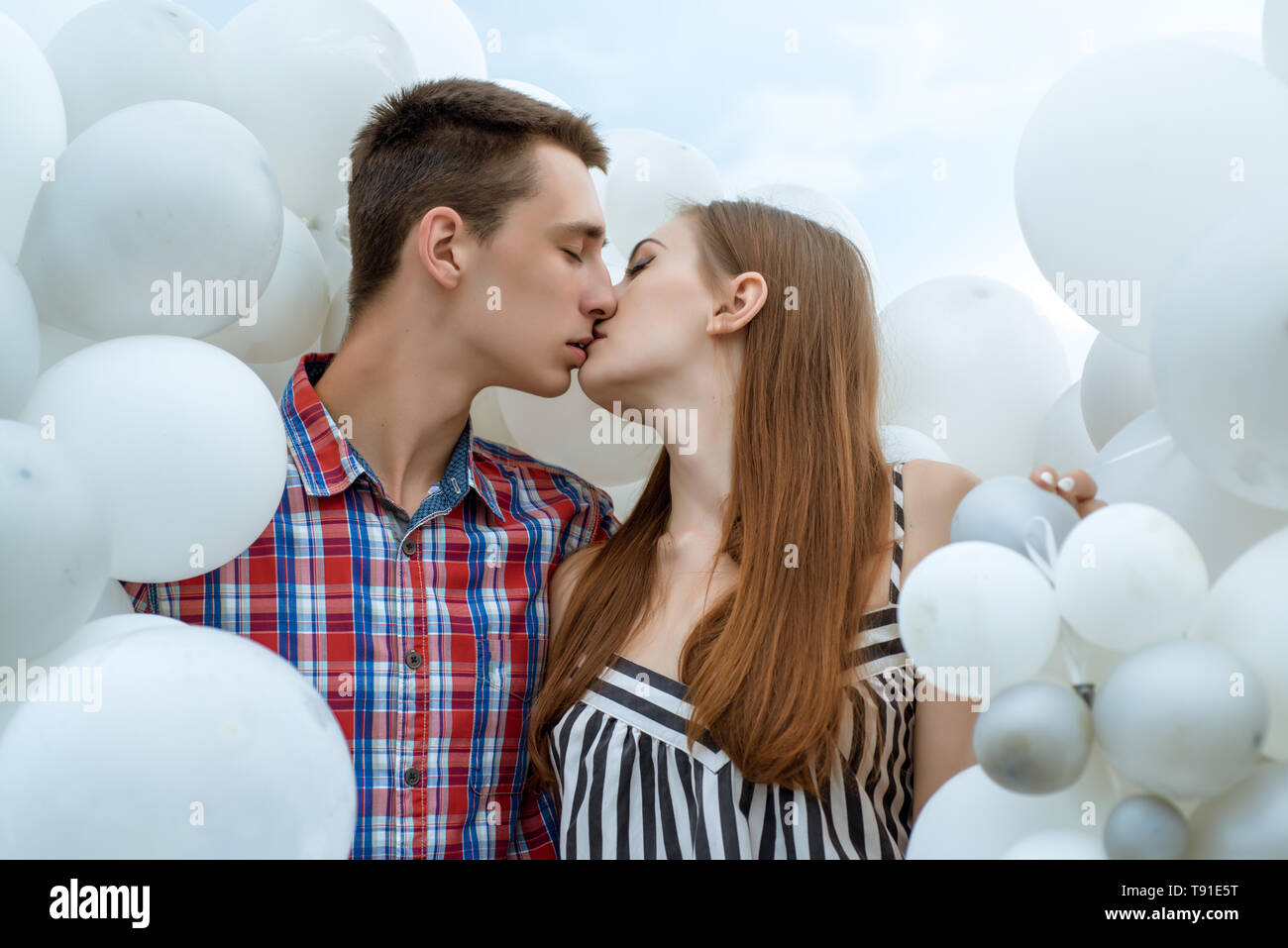 Lassen Sie sich romanced werden. Küssen Paar romantische Beziehungen. Paar in der Liebe. Schöner Mann und hübsche Frau Kuß in Luftballons. Mann und Frau Stockfoto