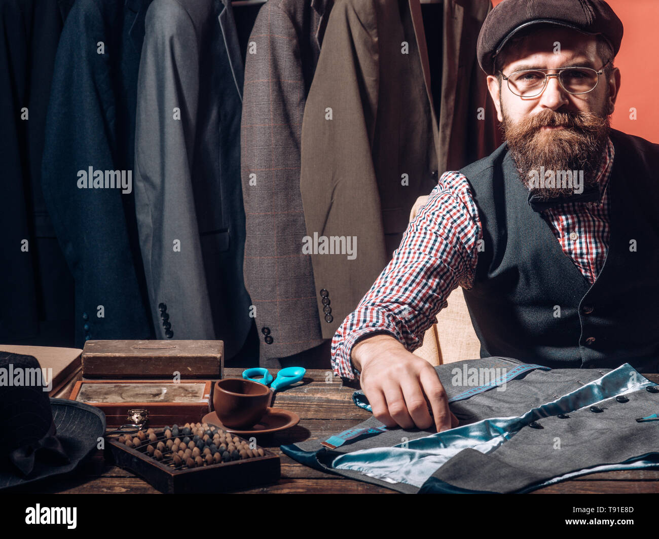 Ideen In Kleidung Seine Entwurfe Sind Gefragt Bartiger Mann Nach Mass Nahen Jacke Anzug Speichern Business Dress Code Handgefertigt Nah Stockfotografie Alamy