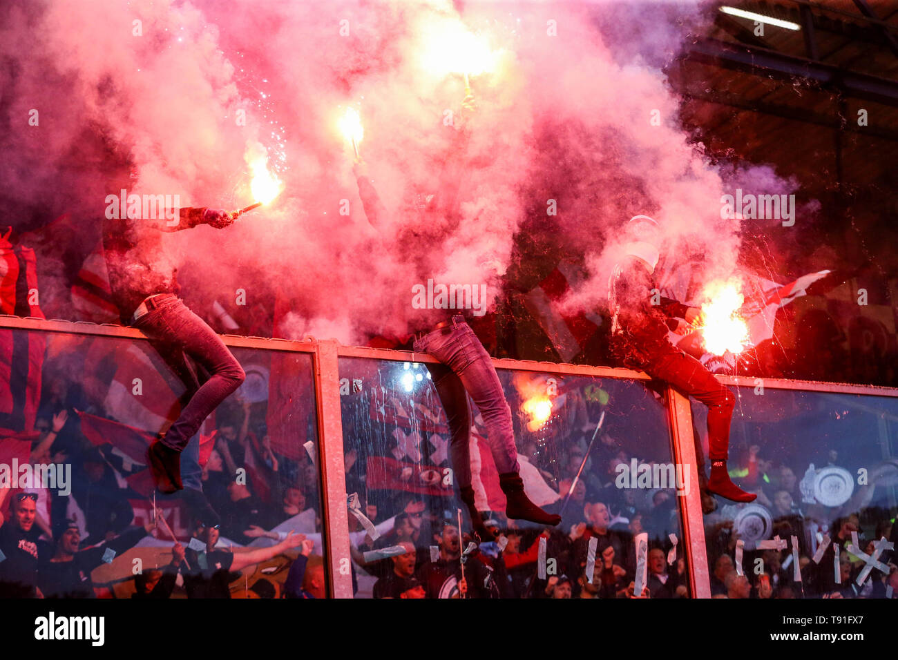 DOETINCHEM, 15-05-2019 Stadion de Vijverberg, Saison 2018 / 2019, der niederländischen Eredivisie Fußball. Ergebnis 1-4, Fans mit Feuerwerk Stockfoto