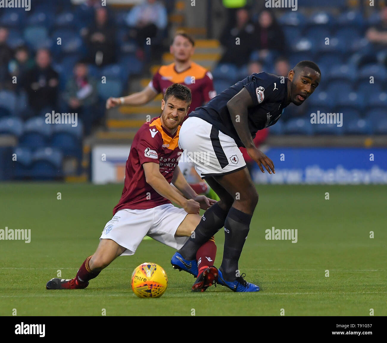 Krkcaldy, UK. 15 Mai, 2019. Nat Wedderburn (Raith Rovers) Rangeleien mit Kyle Jacobs (Königin des Südens) während der schottischen Meisterschaft Play off Finale hinspiel zwischen Raith Rovers und Königin des Südens an StarkÕs Park, wo Königin des Südens den Vorteil hat, die in der zweiten Etappe am Samstag mit einem Sieg. (C) Kredite: Dave Johnston/Alamy leben Nachrichten Stockfoto