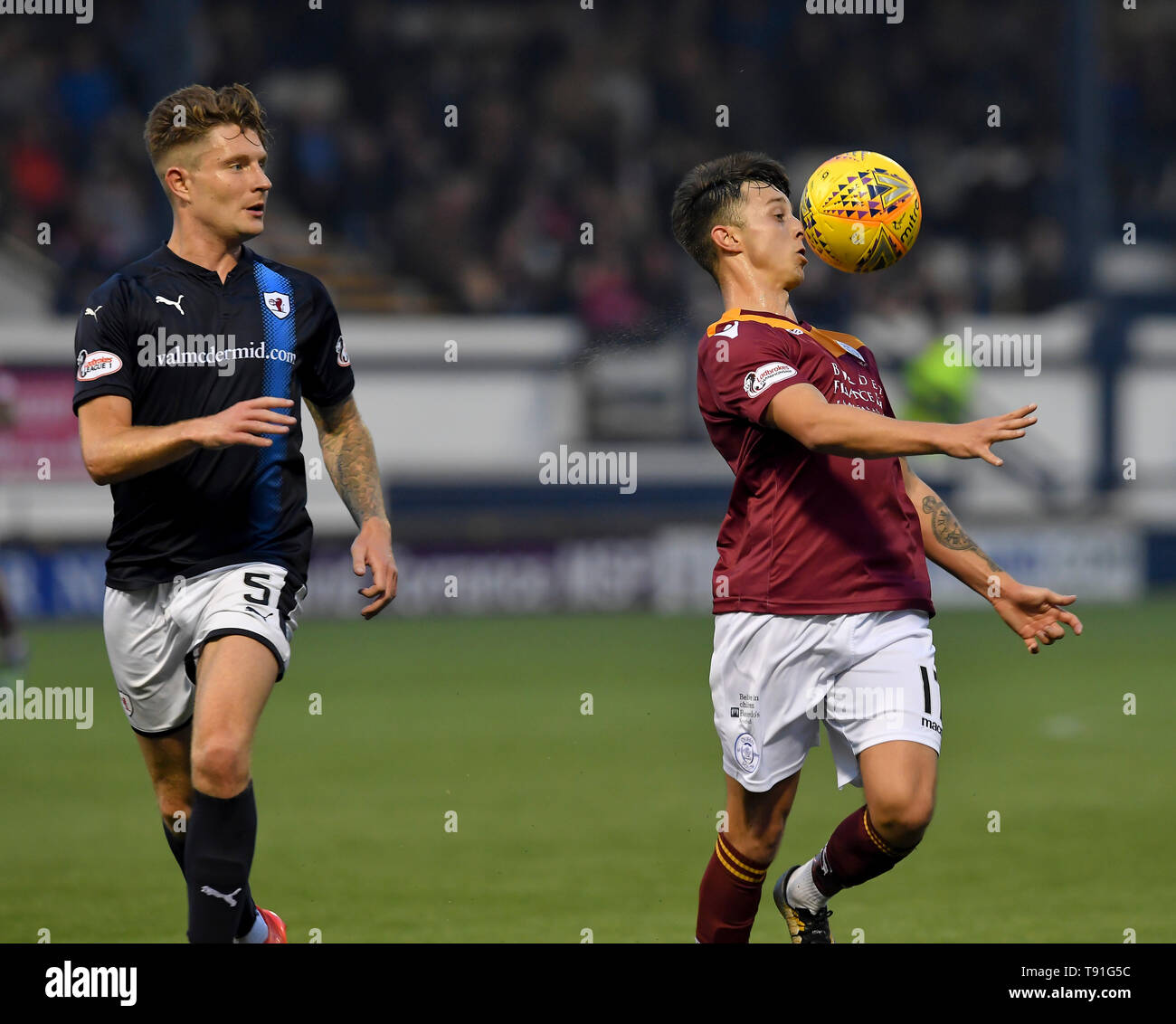 Krkcaldy, UK. 15 Mai, 2019. Euan Murray (Raith Rovers) und Connor Murray (Königin des Südens) während der schottischen Meisterschaft Play off Finale hinspiel zwischen Raith Rovers und Königin des Südens an StarkÕs Park, wo Königin des Südens den Vorteil hat, die in der zweiten Etappe am Samstag mit einem Sieg. (C) Kredite: Dave Johnston/Alamy leben Nachrichten Stockfoto