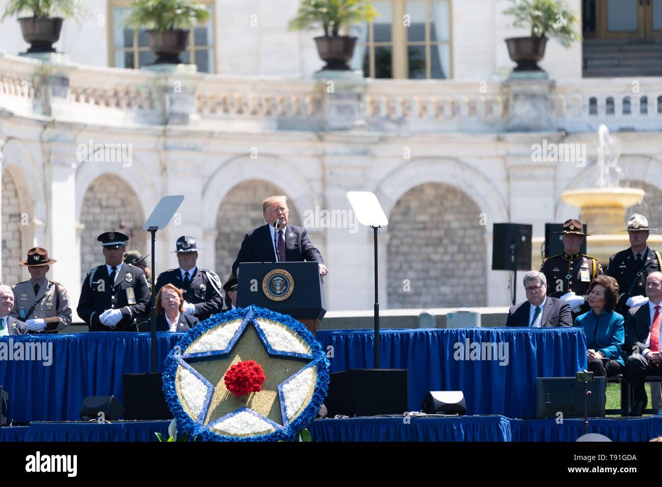 Washington DC, USA. 15 Mai, 2019. Us-Präsident Donald Trump liefert eine Adresse auf der 38. jährlichen nationalen Frieden Offiziere Trauerfeier auf dem Rasen der U.S. Capitol Gebäude, 15. Mai 2019 in Washington, DC. Credit: Planetpix/Alamy leben Nachrichten Stockfoto