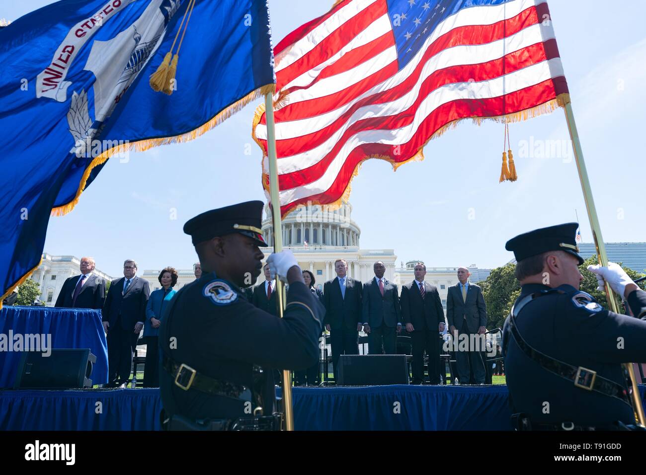 Washington DC, USA. 15 Mai, 2019. Us-Präsident Donald Trump, Links, Attorney General William Barr und Transport Sekretärin Elaine Chao stehen für trooping der Farben bei der 38. jährlichen nationalen Frieden Offiziere Trauerfeier auf dem Rasen der U.S. Capitol Gebäude, 15. Mai 2019 in Washington, DC. Credit: Planetpix/Alamy leben Nachrichten Stockfoto