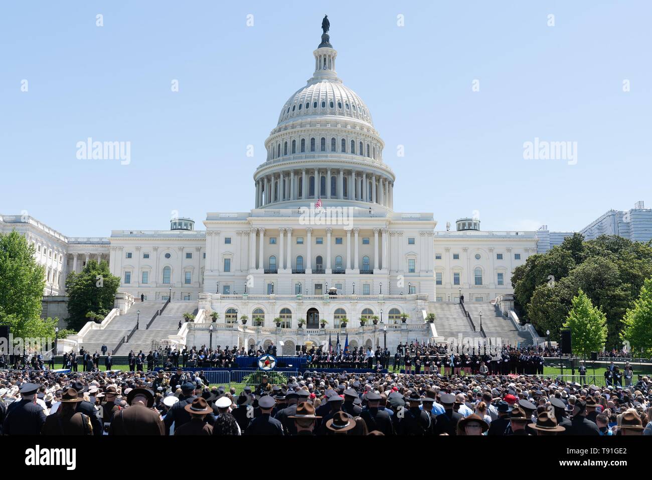 Washington DC, USA. 15 Mai, 2019. Die 38. jährlichen nationalen Frieden Offiziere Trauerfeier auf dem Rasen der U.S. Capitol Gebäude in Anwesenheit von US-Präsident Donald Trump, 15. Mai 2019 in Washington, DC. Credit: Planetpix/Alamy leben Nachrichten Stockfoto