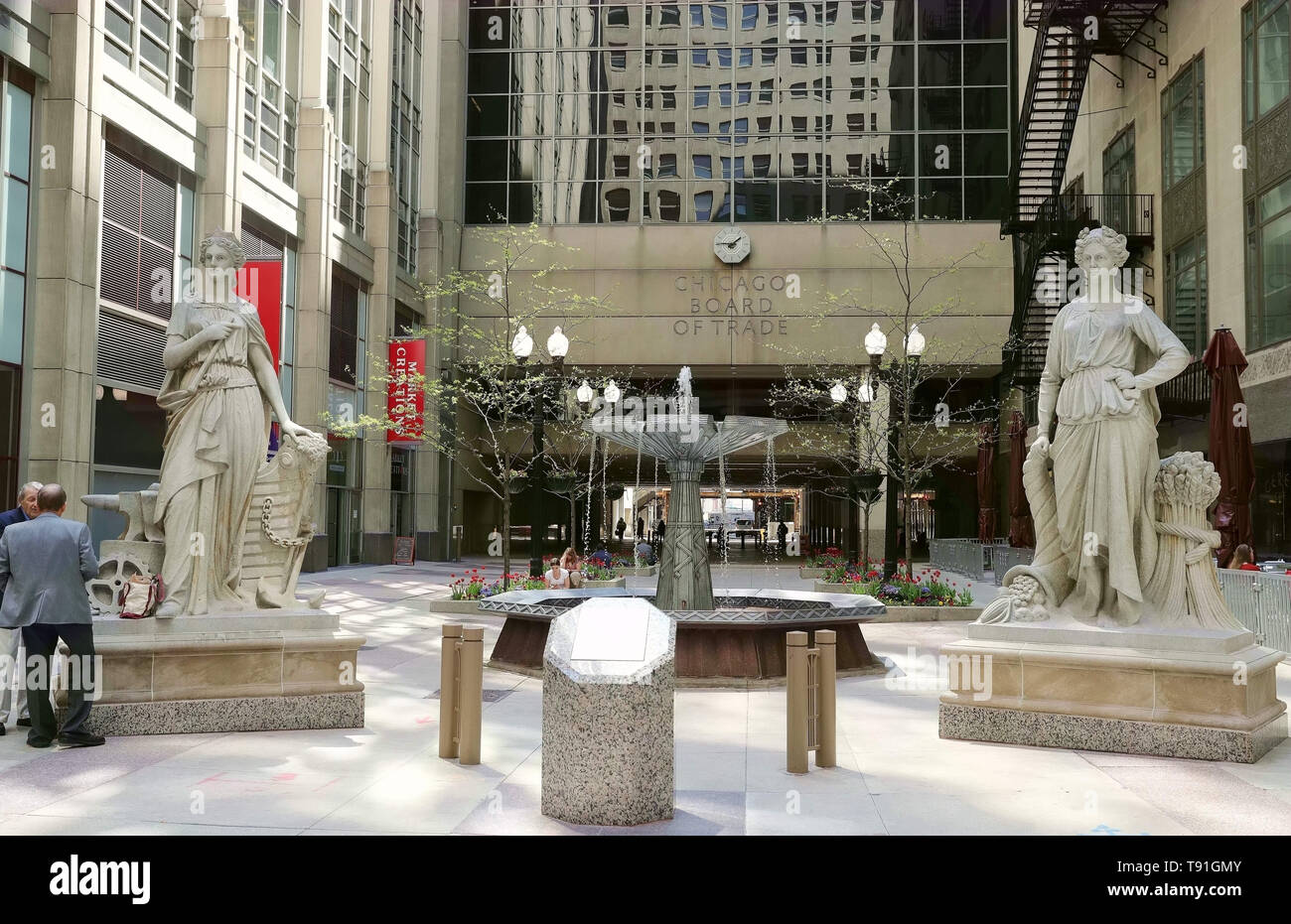 Chicago, USA. 15 Mai, 2019. Foto am 15. Mai 2019 zeigt die Chicago Board of Trade Gebäudes in der Innenstadt von Chicago, in den Vereinigten Staaten übernommen. Chicago Board of Trade (Cbot) Sojabohnen Futures umrandete höher am Mittwoch, als kurzfristig für die Sojabohne zu unterstützen. Jedoch schließen die Preise der Ölsaaten sind niedriger als Ihre tägliche Höhen, als Investoren, die Short-positionen sind und in Richtung Ausgang Türen. Credit: Wang Ping/Xinhua/Alamy leben Nachrichten Stockfoto