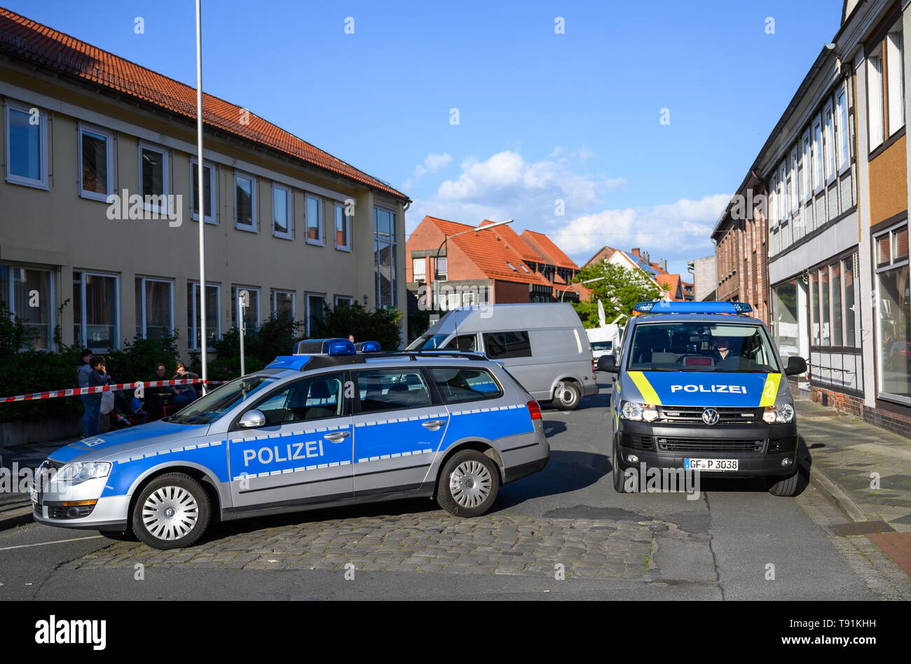 Wittingen, Deutschland. 13. Mai, 2019. Polizei Autos stehen vor einem Haus,  in dem sich zwei Körper in Verbindung mit der Passau Armbrust Fall gefunden  wurden. Die toten Frauen hatten in der Wohnung