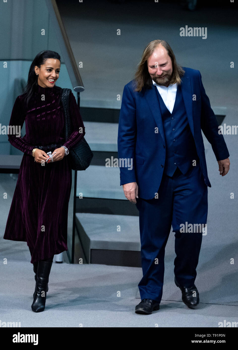 Berlin, Deutschland. 16. Mai, 2019. Sawsan Chebli (l, SPD), Berlin Staatssekretär für Bund-länder-Koordination, und Anton Hofreiter, Vorsitzender der Bundestagsfraktion von Bündnis 90/Die Grünen sterben, wird die Plenartagung anlässlich der Debatte über die 70 Jahre des Grundgesetzes im Deutschen Bundestag teilnehmen. Quelle: dpa Picture alliance/Alamy leben Nachrichten Stockfoto