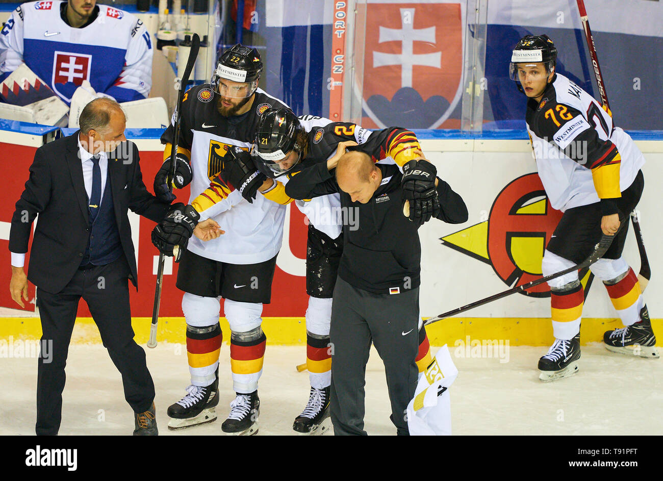 Kosice, Slowakei. 15 Mai, 2019. Moritz SEIDER, DEB 21 Verletzungen nach dem Check Ladislav Nagy, SVK 27 Dr. Andreas GROEGER, DEB Mannschaftsarzt, Matthias HILTPOLD, DEB 22 NHL Spieler Dominik KAHUN, DEB 72 (Chicago Blackhawks) Deutschland - SLOWAKEI 3-2 Deutschland - Slowakei Vorrunde Gruppe A IIHF Eishockey-WM in Kosice, Slowakei, Slowakei, 15. Mai 2019, Saison 2018/2019, Kredit: Peter Schatz/Alamy leben Nachrichten Stockfoto