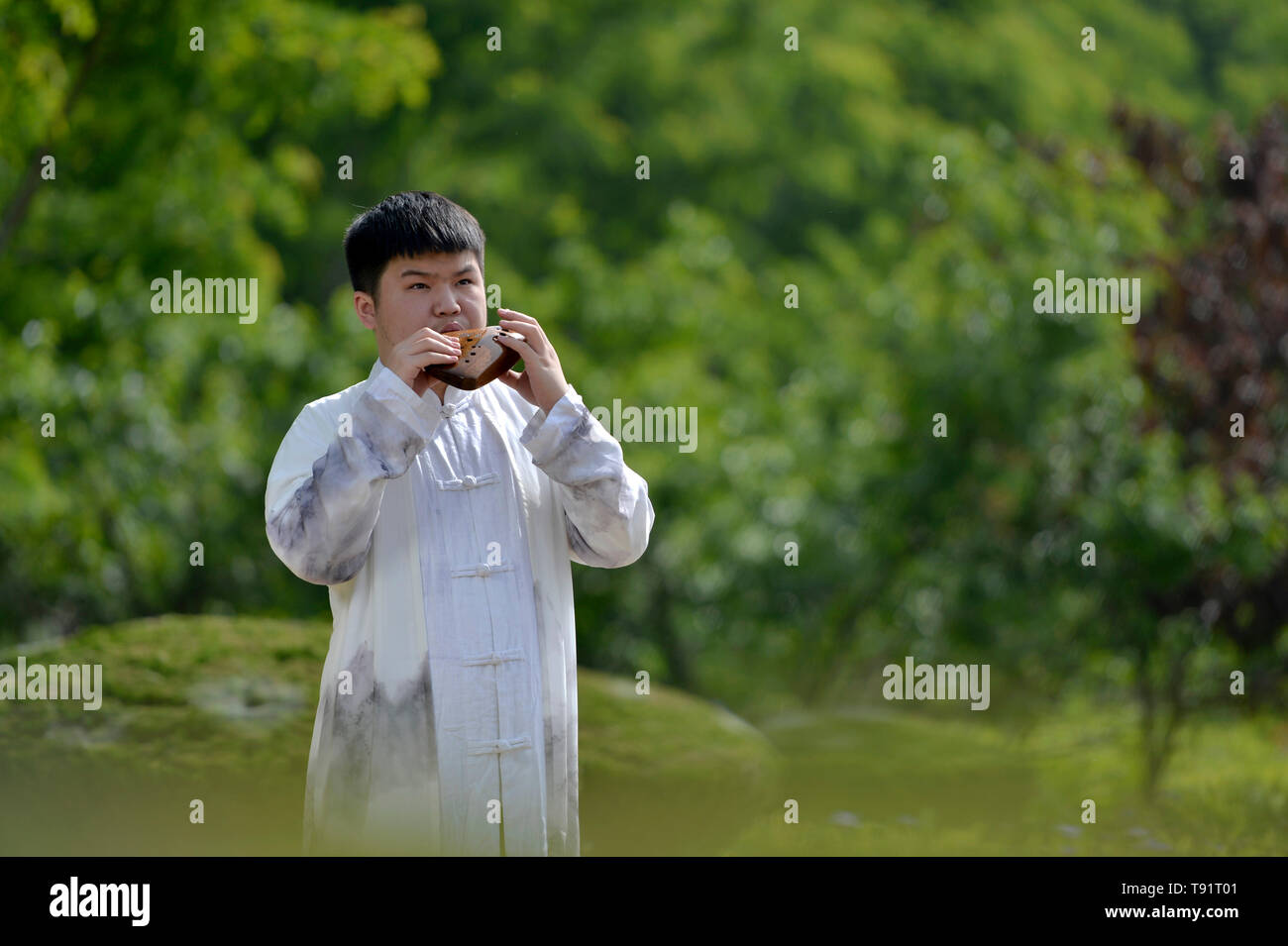 Xingta, Hebei Provinz Chinas. 14 Mai, 2019. Li Xin spielt die Okarina, Flöte-ähnlichen Instrument, in die Felder im Norden Chinas Xingtai, Provinz Hebei, 14. Mai 2019. Okarina ist ein Wind Musical Instrument in der Regel in einem geschlossenen ovalen Körper mit Grifflöchern und vorgezogener Mundstück. Es ist traditionell aus Ton oder Keramik, aber auch andere Materialien wie Holz und Horn verwendet werden. Es ist eine alte Instrument zurück und kann auf viele verschiedene Kulturen zurückverfolgen. Credit: Mu Yu/Xinhua/Alamy leben Nachrichten Stockfoto