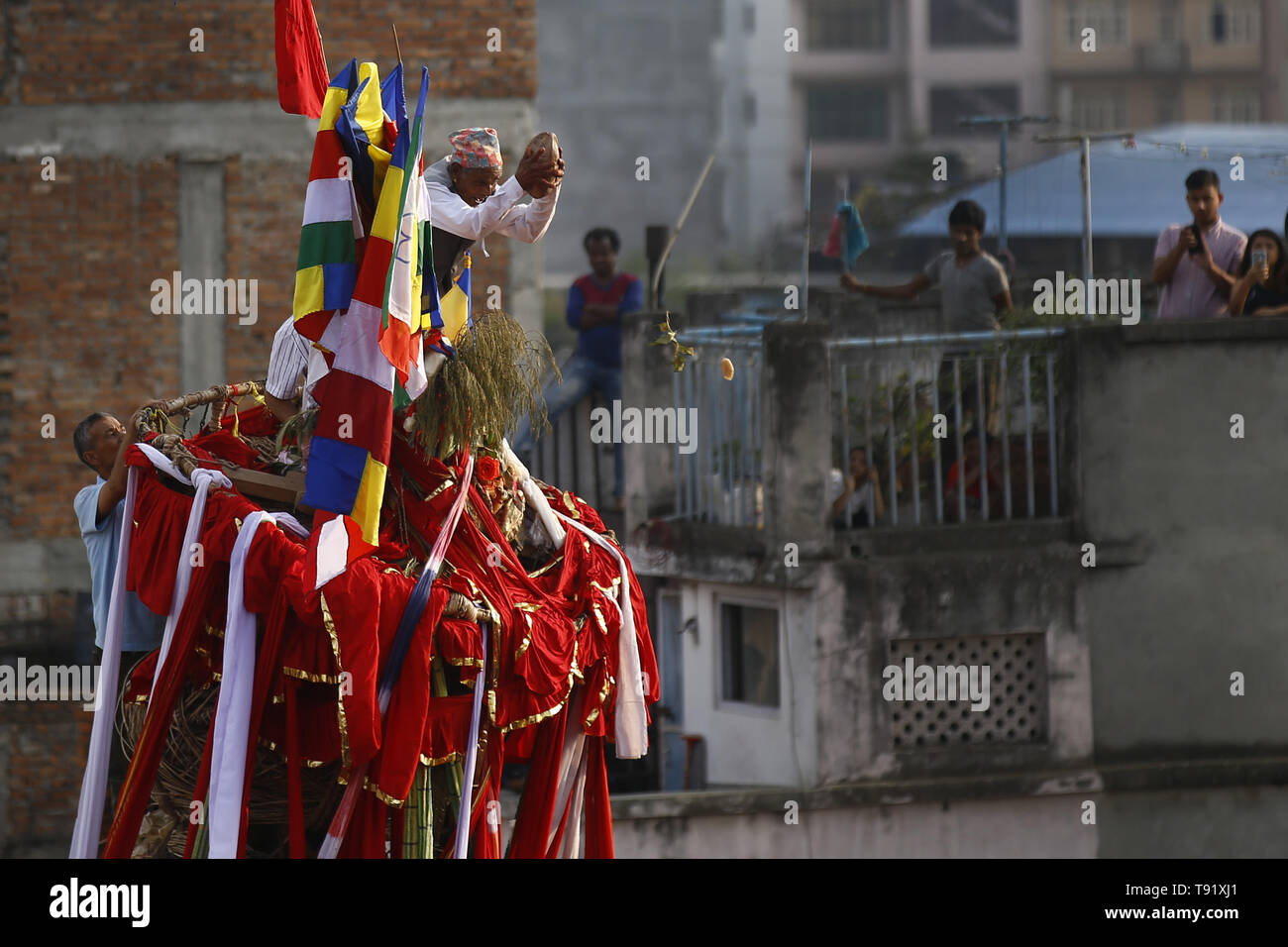 Kathmandu, Nepal. 16. Mai, 2019. Ein Anhänger wirft eine Kokosnuss als Teil der Rituale von der Spitze des 48 Meter hohen Wagen der "Gott der Regen'' Rato Machhindranath während der Gottheiten Festival in Kathmandu, Nepal am Donnerstag, 16. Mai 2019. Es wird geglaubt, dass whomever erhält die Kokosnuss ist mit einem Sohn gesegnet zu werden. Credit: Skanda Gautam/ZUMA Draht/Alamy leben Nachrichten Stockfoto