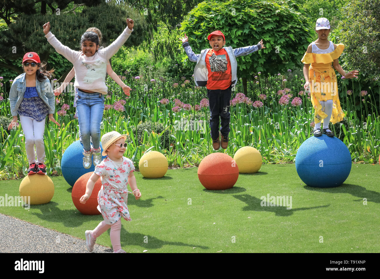 Kew Gardens, London, UK, 16. Mai 2019. Eine Gruppe der Kinder um in einem Soft play Bereich springen. Eine neue Kinder- garten wird eingestellt, um bei berühmten Londoner Kew Gardens zu öffnen. Der Garten ist um die Elemente, die Pflanzen brauchen, um zu wachsen: Erde, Luft, Sonne und Wasser entwickelt. Es umfasst die Größe von 40 Tennisplätze, mit 18.000 Pflanzen und 100 Bäumen und ist ein Paradies für Jugendliche zu erkunden und in Spielen. HINWEIS: Erlaubnis erteilt. Credit: Imageplotter/Alamy leben Nachrichten Stockfoto