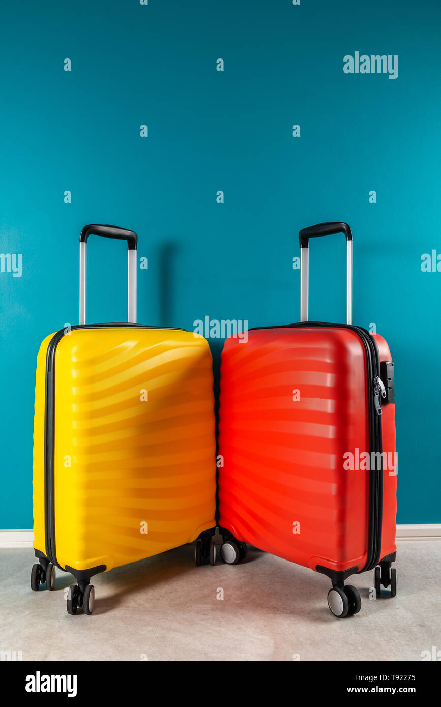 Helle und elegante Kabine größe Koffer als Feiertag Konzept Stockfotografie  - Alamy