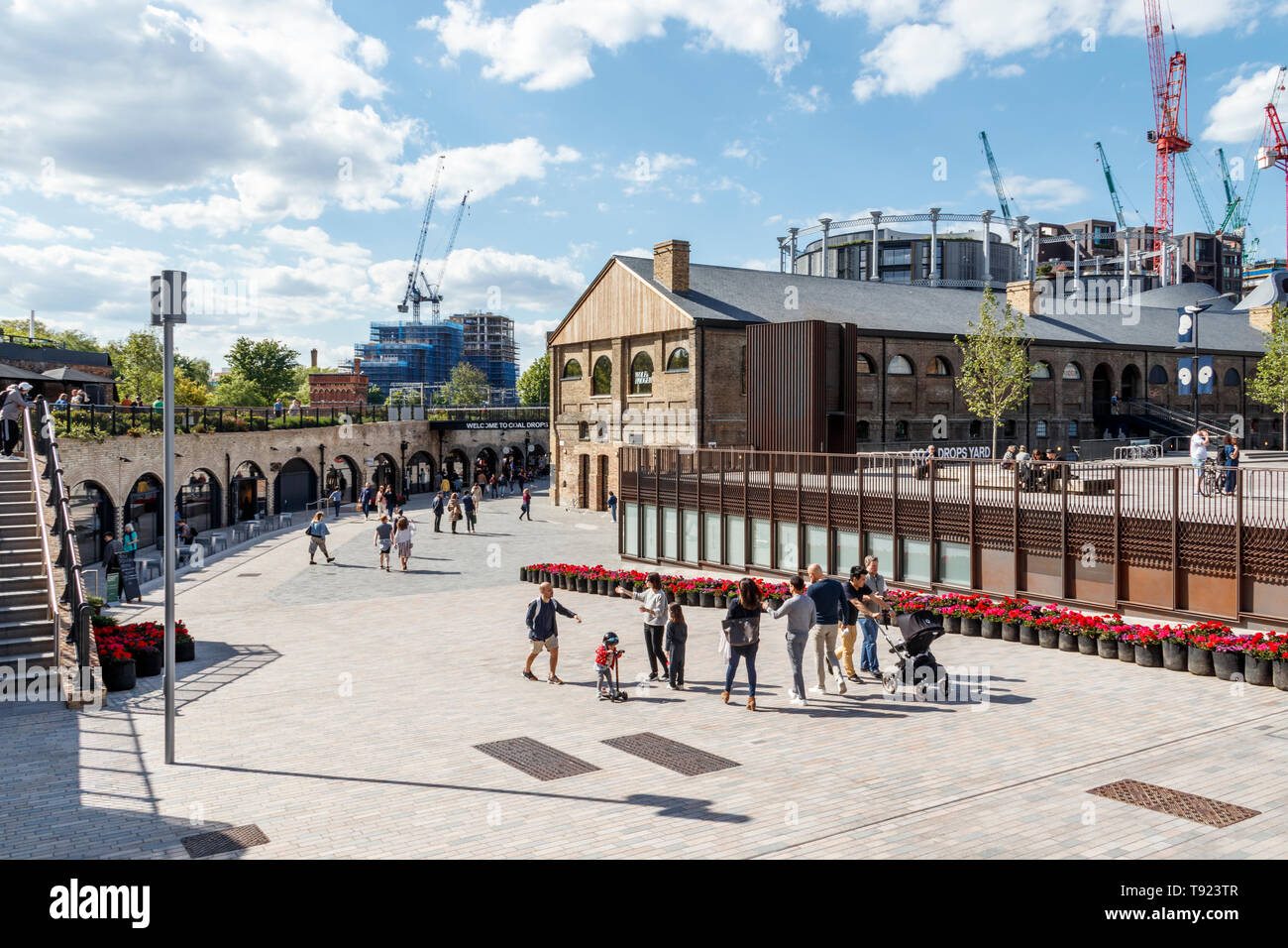 Das kürzlich eröffnete den öffentlichen Raum in die Kohle Tropfen Hof, King's Cross, London, UK, 2019 Stockfoto