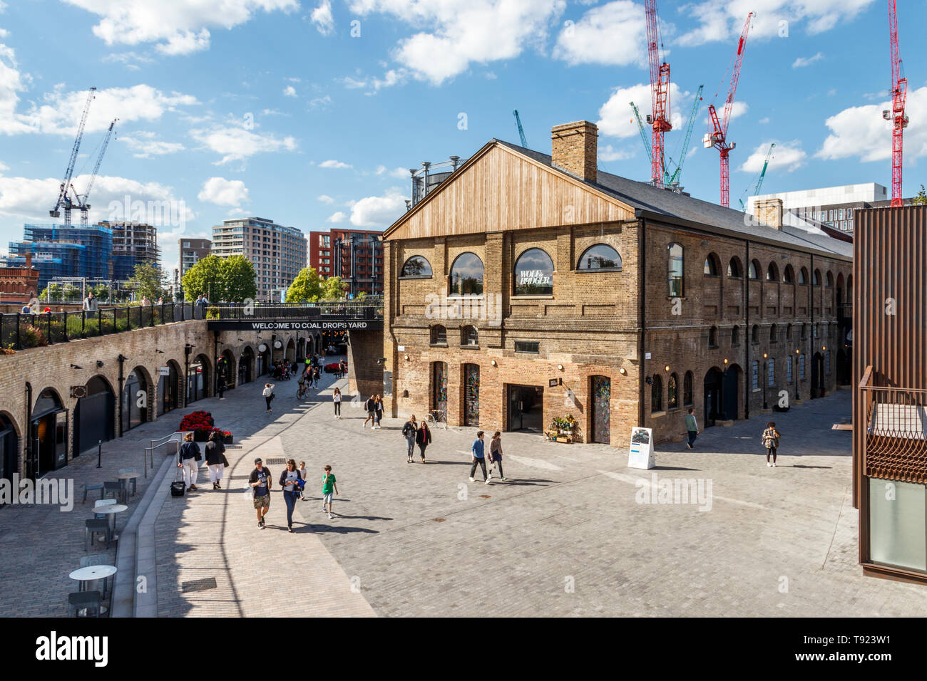 Das kürzlich eröffnete den öffentlichen Raum in die Kohle Tropfen Hof, King's Cross, London, UK, 2019 Stockfoto
