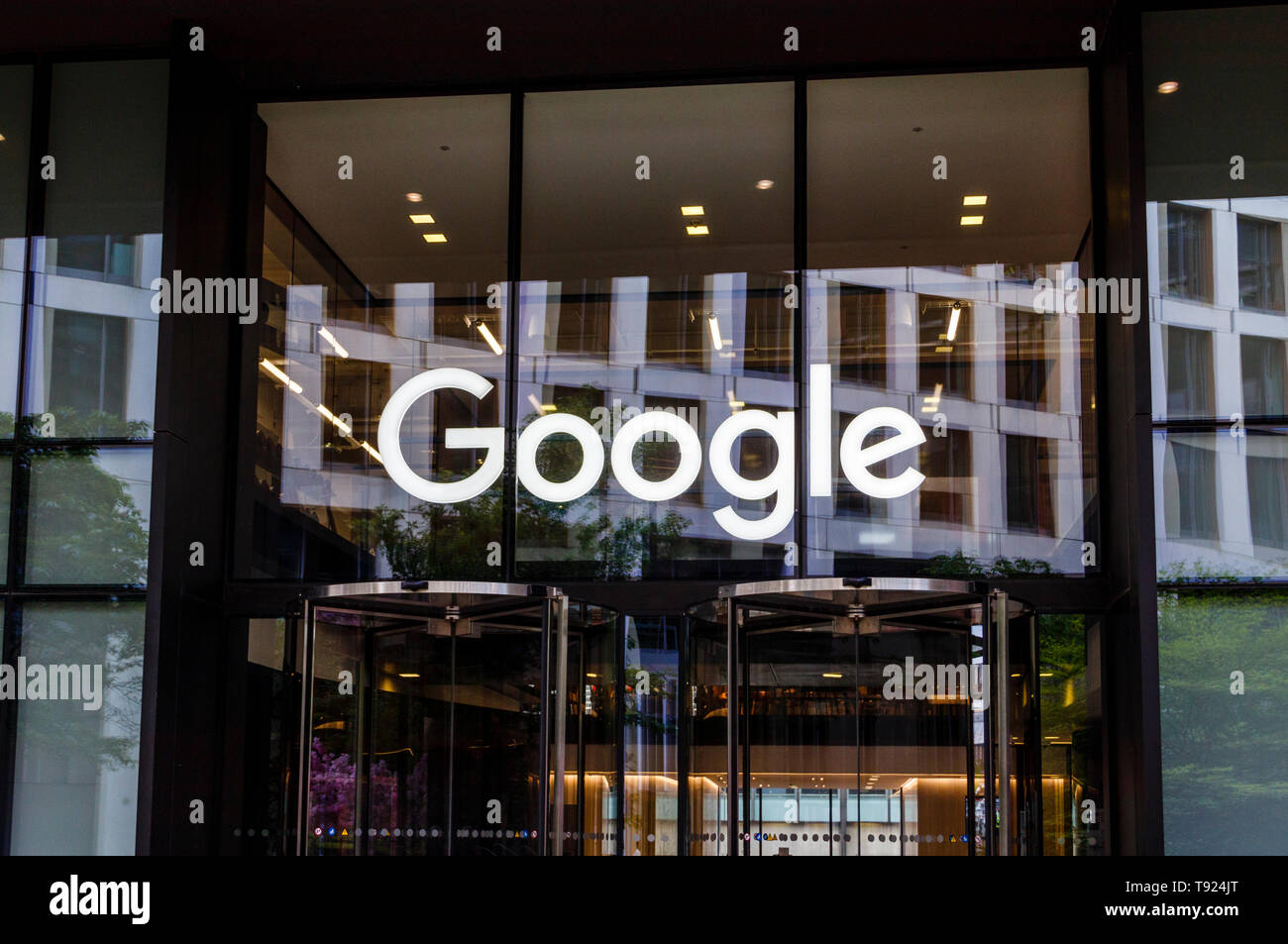 Das Google Logo über der Tür des Google Head Office in Pancras Square, Kings Cross, London, UK, 2019 Stockfoto