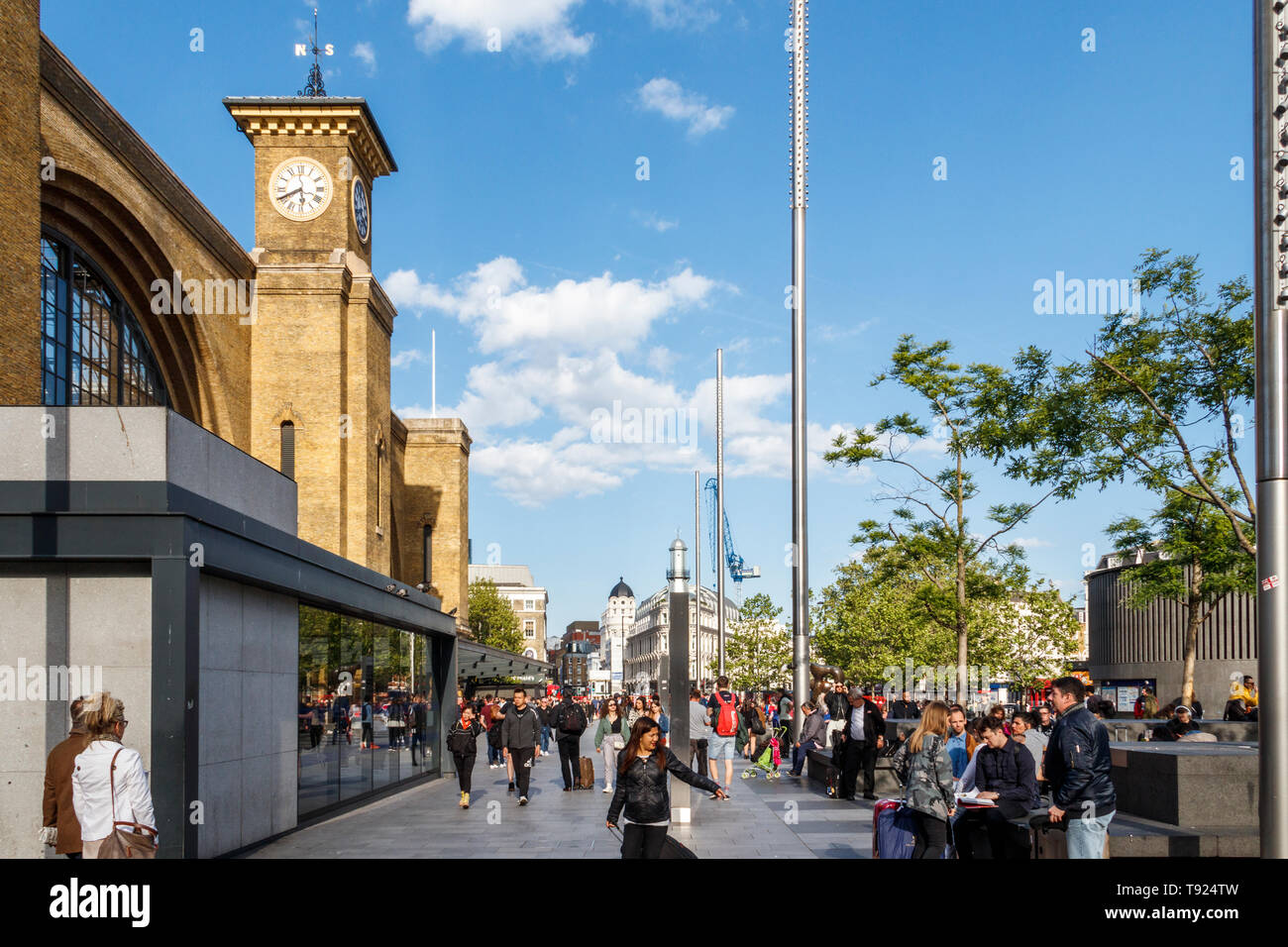 Die Fassade und der Vorplatz des King's Cross Bahnhof und dem Clock Tower, London, UK, 2019 Stockfoto