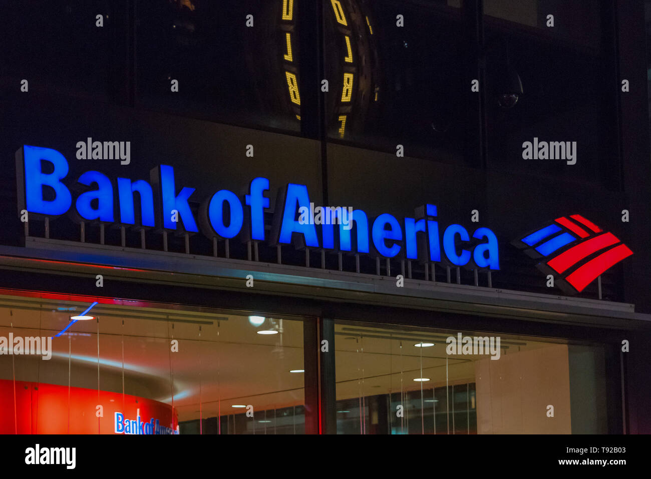 Nacht Blick auf das Logo der Bank of America Tower. Es ist eine amerikanische multinationale Banken und Finanzdienstleistungen Corporation. Stockfoto