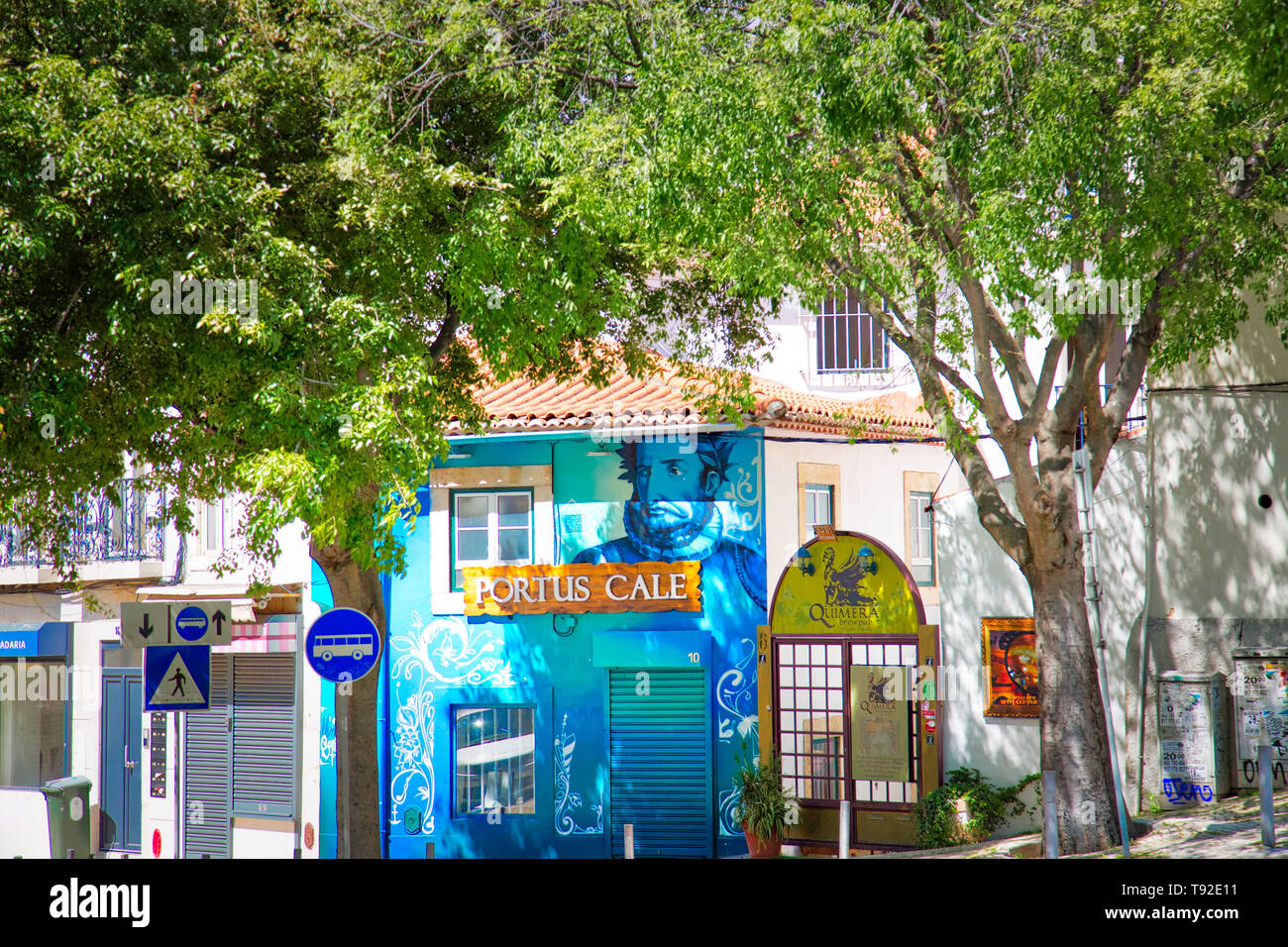 Lissabon, Portugal - 20 April, 2019: Trendy Ecke Restaurant im historischen Zentrum von Lissabon in der Nähe des Bairro Alto Viertel Stockfoto