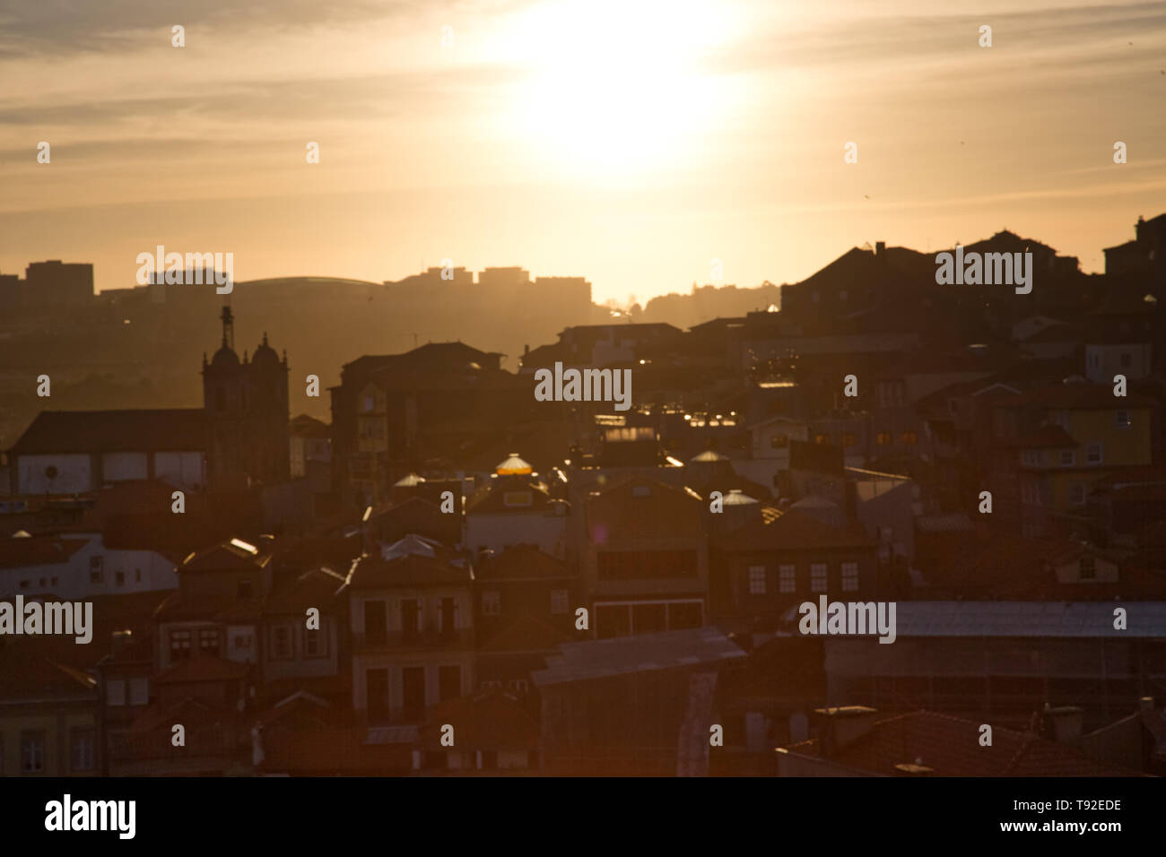 Malerische Sonnenuntergänge in der Nähe des Rio Douro in Porto Stockfoto