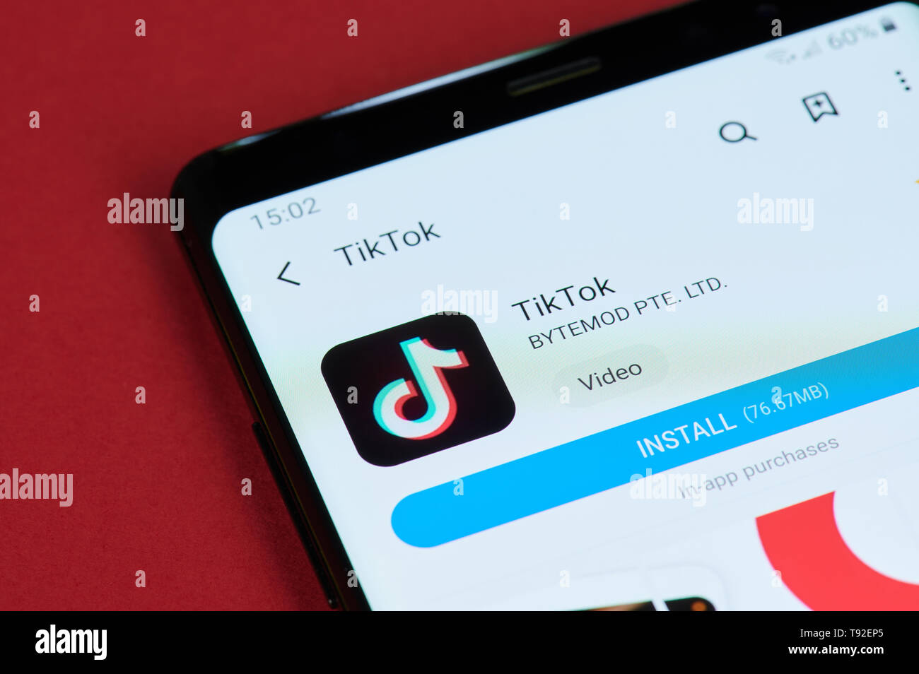 New York, USA - 15. Mai 2019: Installation von TikTok App auf dem Smartphone Nahaufnahme der Anzeige Stockfoto