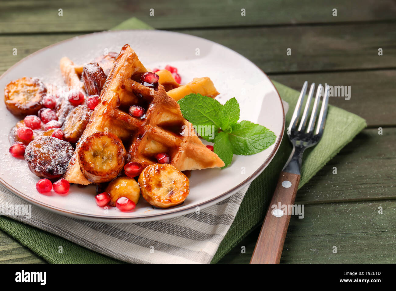 Süße frische Waffeln mit Früchten auf Platte Stockfoto