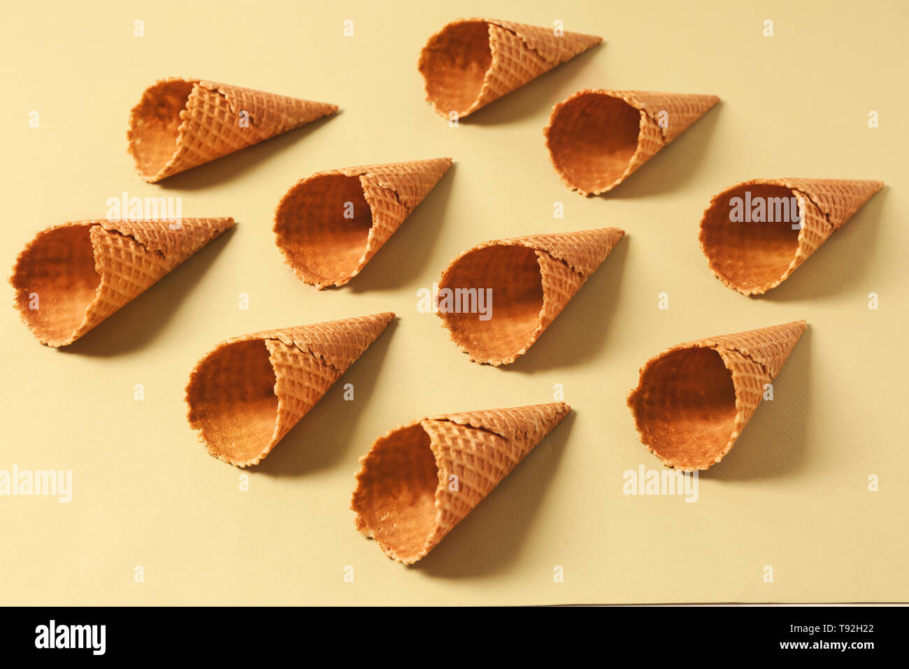 Waffeln auf farbigen Hintergrund Stockfoto