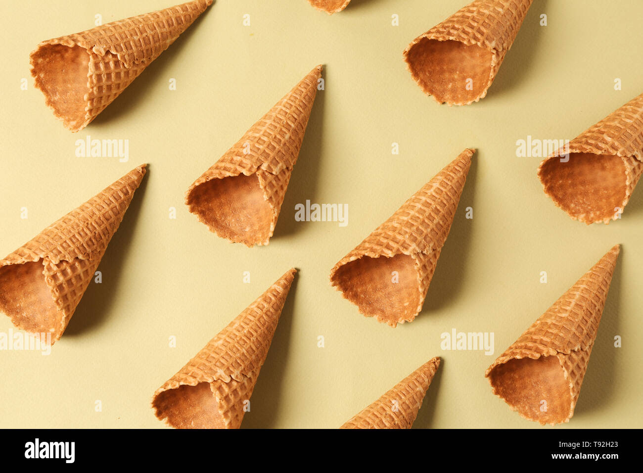 Waffeln auf farbigen Hintergrund Stockfoto