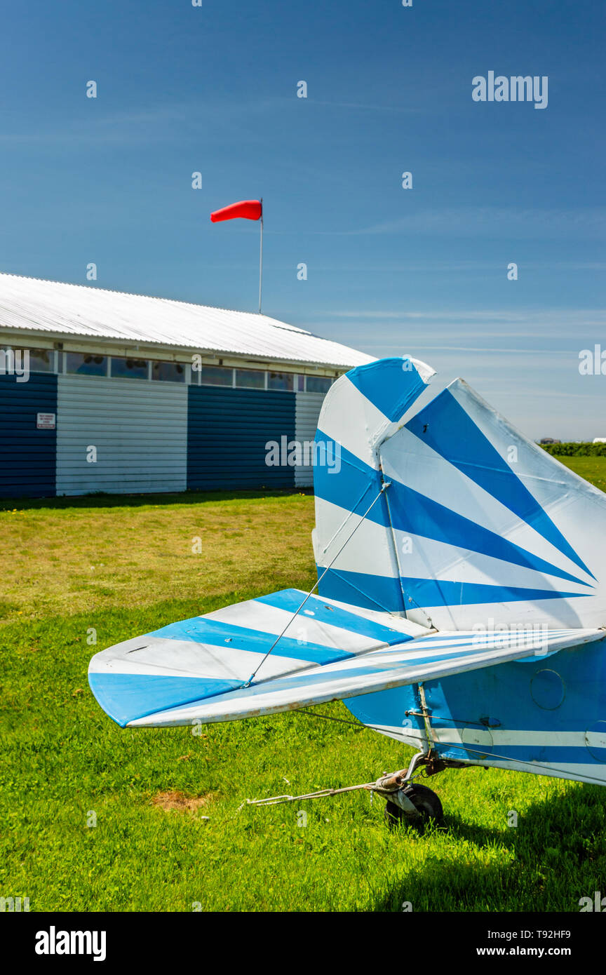 Seitenansicht des Schwanz Seitenruder und Höhenruder der Aeronca Chief 11 BC Einmotorigen bei Delta Erbe Airpark, Delta, BC, Kanada. Stockfoto