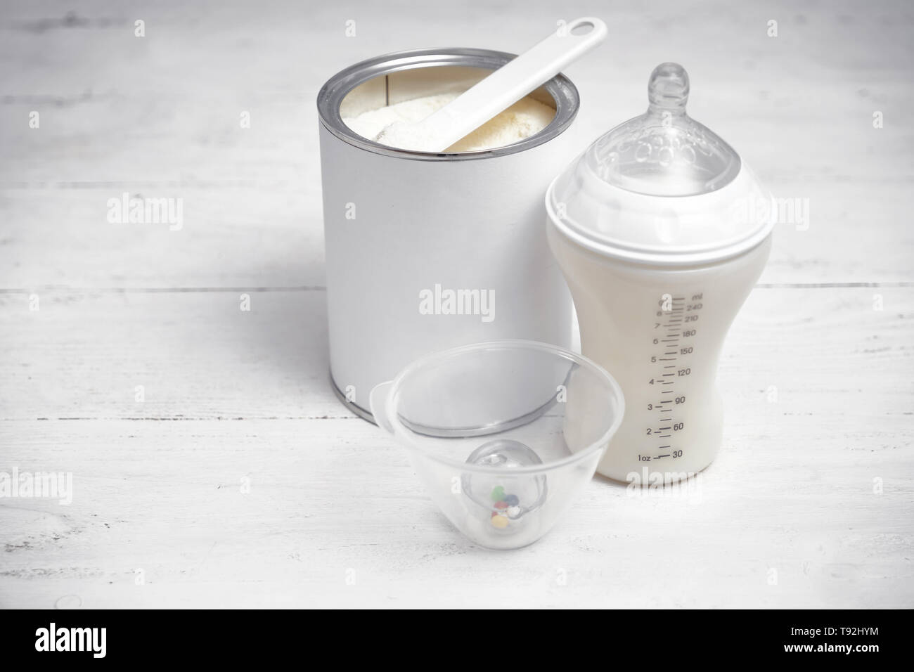 Die Flasche Milch für das Baby mit Pulver auf weißen Tisch Stockfoto