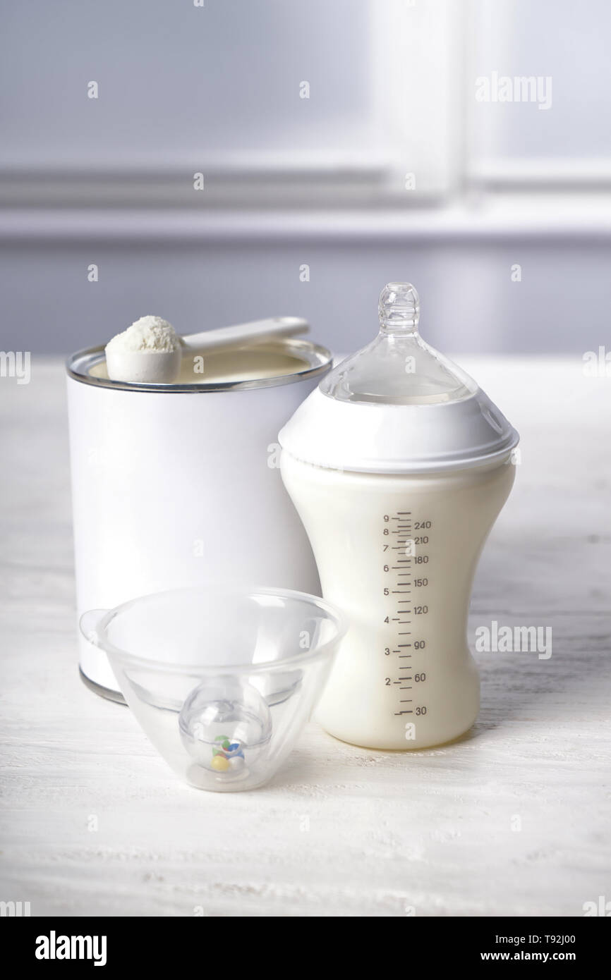 Die Flasche Milch für das Baby mit Pulver auf weißen Tisch Stockfoto