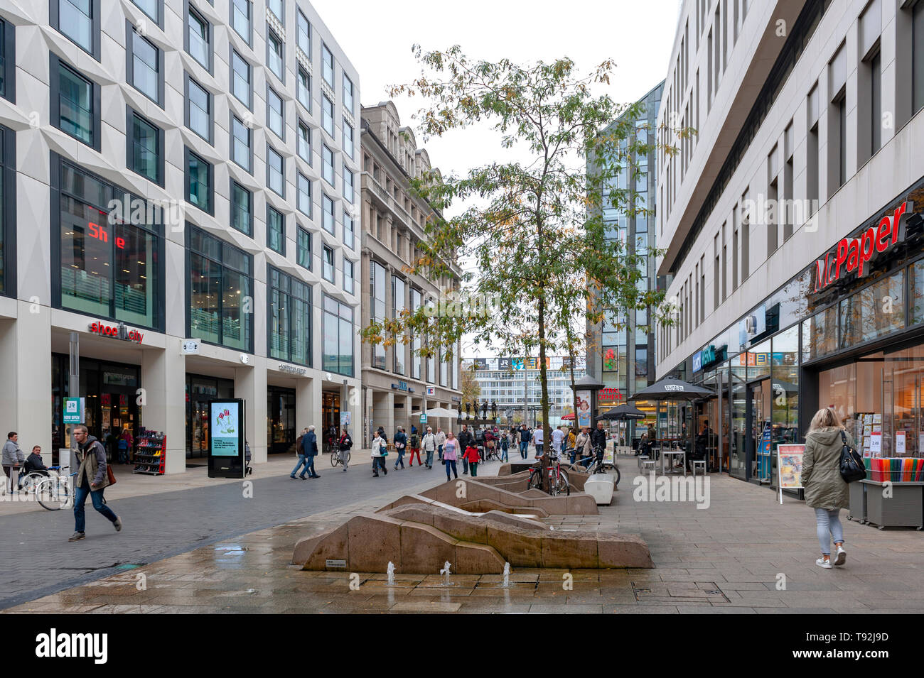 Fußgänger auf der Straße neben der alten Gebäude im Central Business District und City Square in der Nähe Augustusplatz in der Innenstadt von Leipzig, Deutschland Stockfoto