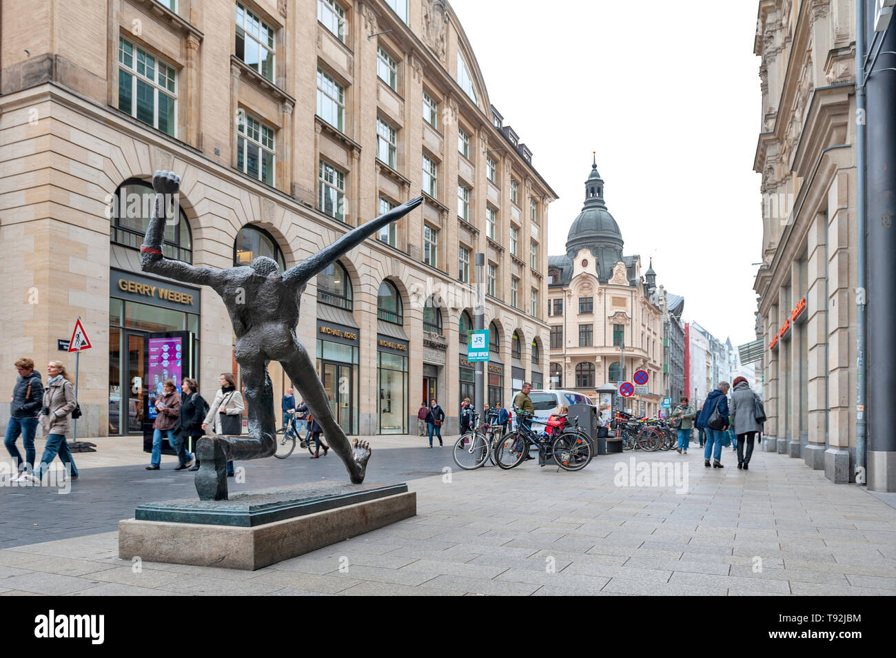 Fußgänger auf der Straße neben der alten Gebäude im Central Business District und City Square in der Nähe Augustusplatz in der Innenstadt von Leipzig, Deutschland Stockfoto