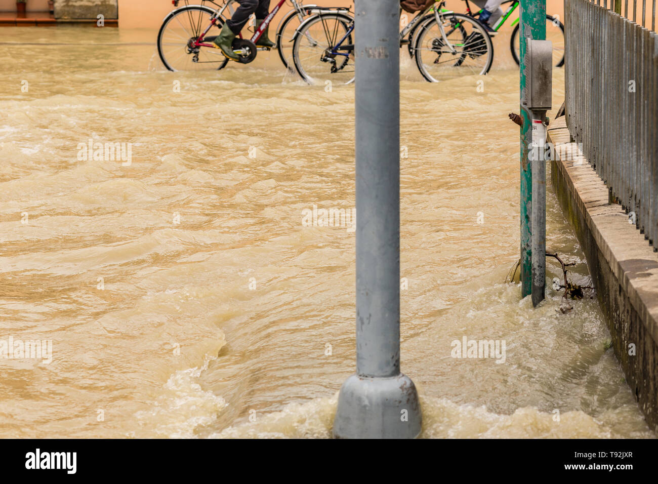 VILLAFRANCA (FC), Italien - 14. MAI 2019: muddy waters von Giano Dell'Umbria River das Dorf Villafranca überflutet. Stockfoto