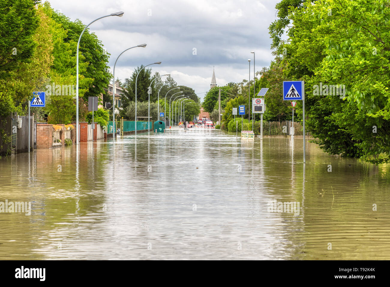 VILLAFRANCA (FC), Italien - 14. MAI 2019: muddy waters von Giano Dell'Umbria River das Dorf Villafranca überflutet. Stockfoto