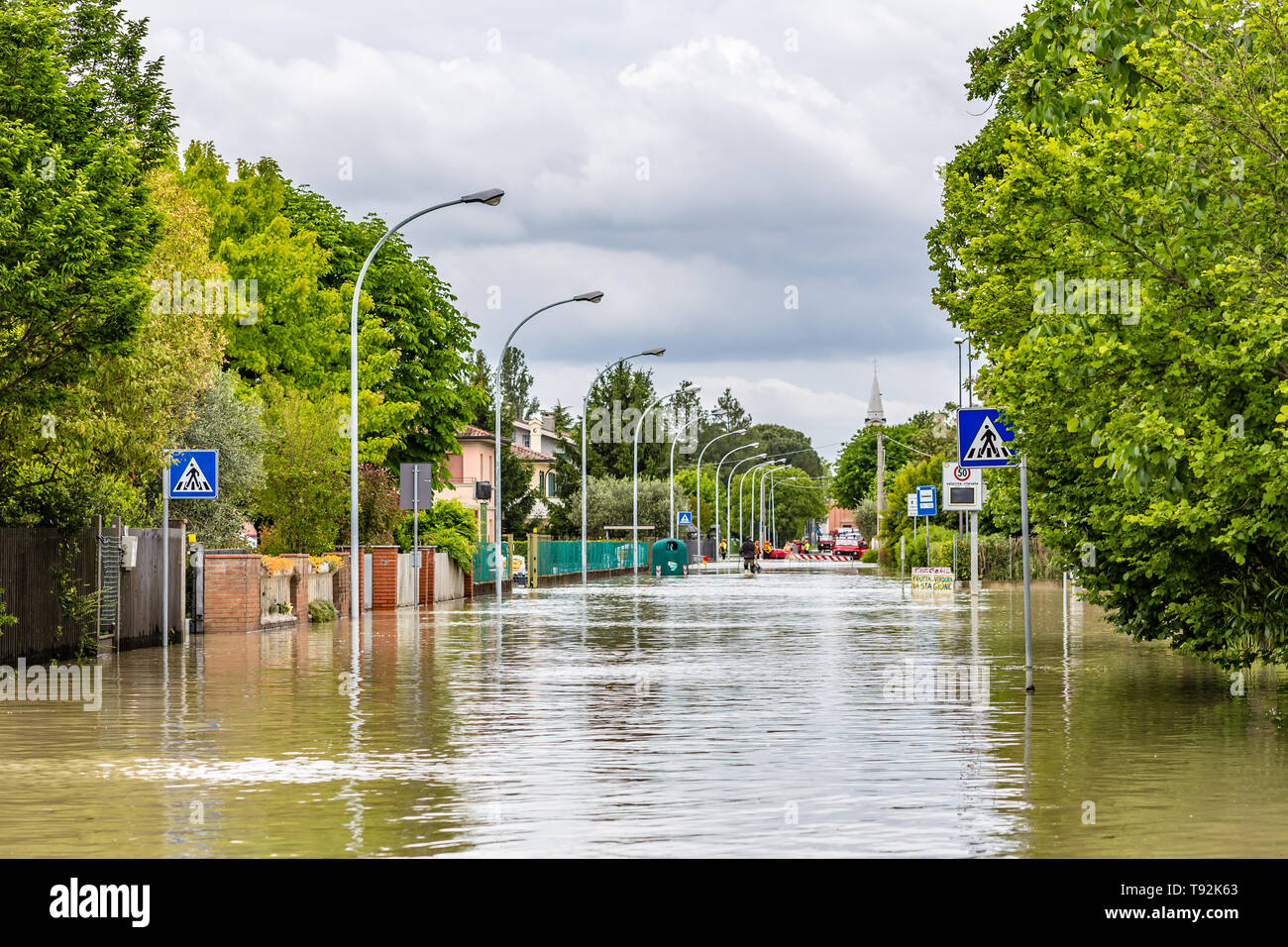 VILLAFRANCA (FC), Italien - 14. MAI 2019: muddy waters von Giano Dell'Umbria River das Dorf Villafranca überflutet. Stockfoto