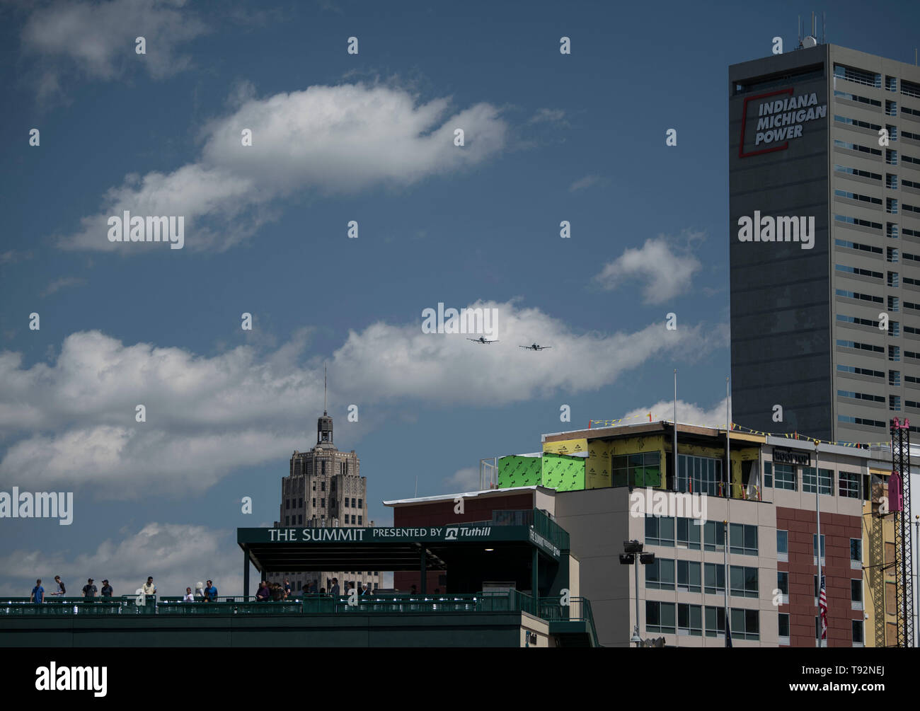 Mitglieder der 122 Fighter Wing, Indiana Air National Guard, an einem Fort Wayne TinCaps baseball spiel, 5. Mai 2019, im Parkview Feld in Fort Wayne, Indiana. Die 122. eine Überführung mit zwei C-A-10 Thunderbolt II Flugzeuge und förderte die 2019 Fort Wayne Air Show. (U.S. Air National Guard Foto von älteren Flieger Rita Jimenez) Stockfoto