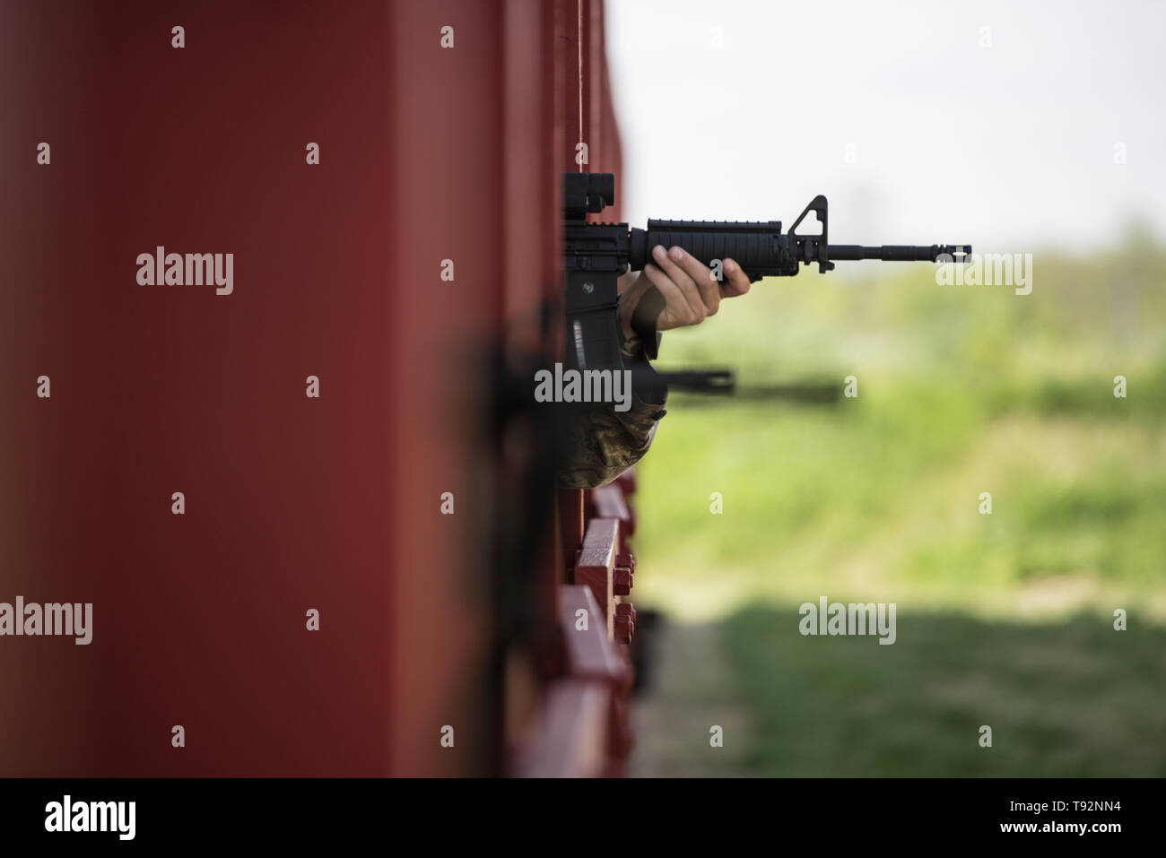 Us-Flieger aus der 193 Special Operations Wing, Pennsylvania Air National Guard, begeben Sie sich in die Schusslinie und bereiten Ihre M4 Karabiner downrange Mai 8, 2019 in Pittsburgh, Pennsylvania. Die PaANG vor kurzem eine neue, kleine Arme Schießplatz am Fort Indiantown Gap für Luftwaffe Personal zu qualifizieren und Bahn gebaut. (U.S. Air National Guard Foto: Staff Sgt. Tony Harfe) Stockfoto