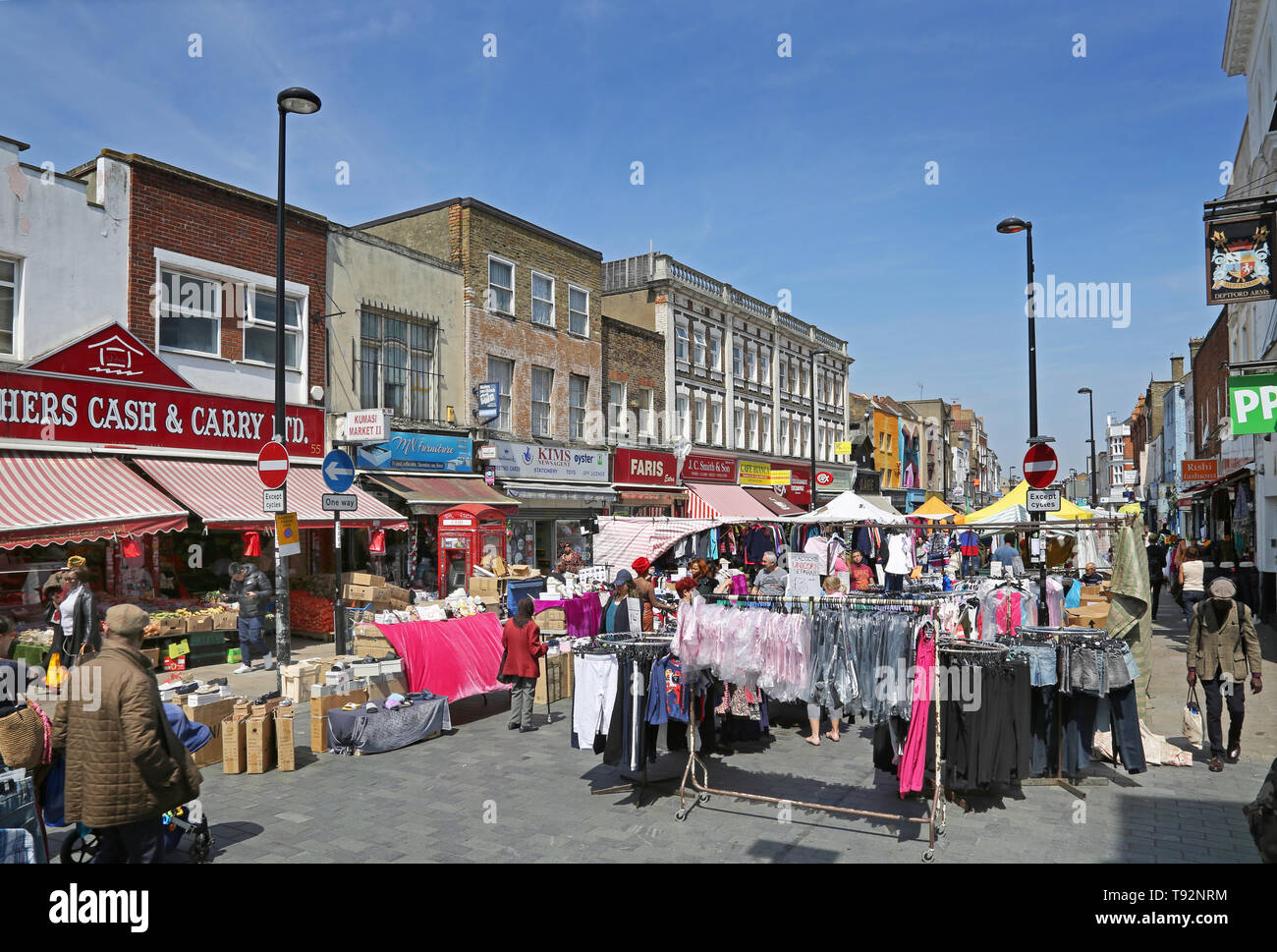Die berühmte Straße Markt am Deptford High Street, London. Ein Bereich, der Vielfalt und der internationalen Kultur. Stockfoto