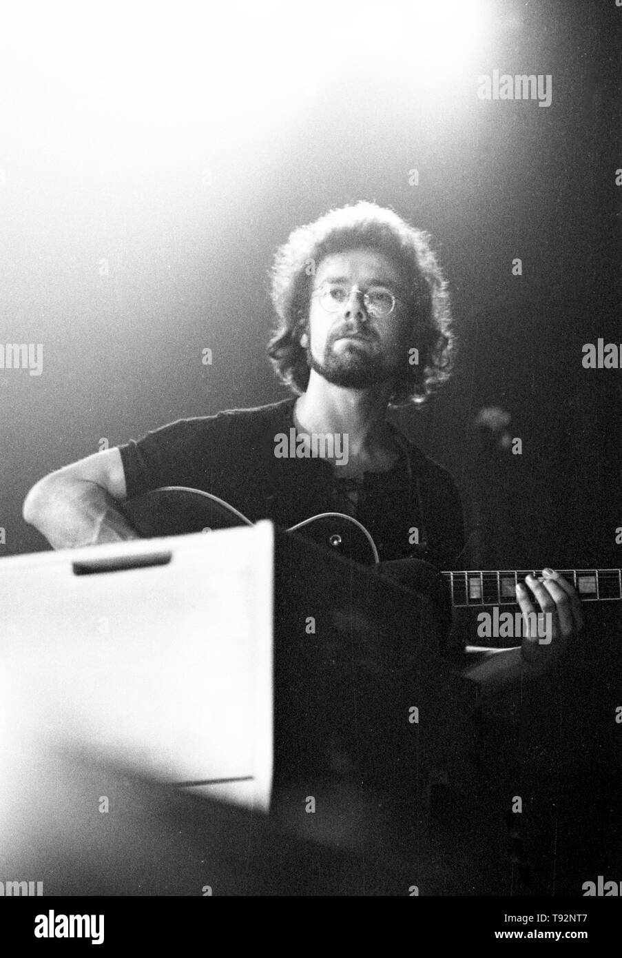 Amsterdam, Niederlande: Robert Fripp von King Crimson führt live auf der Bühne im Concertgebouw in Amsterdam, Niederlande, am 31. März 1973. Stockfoto