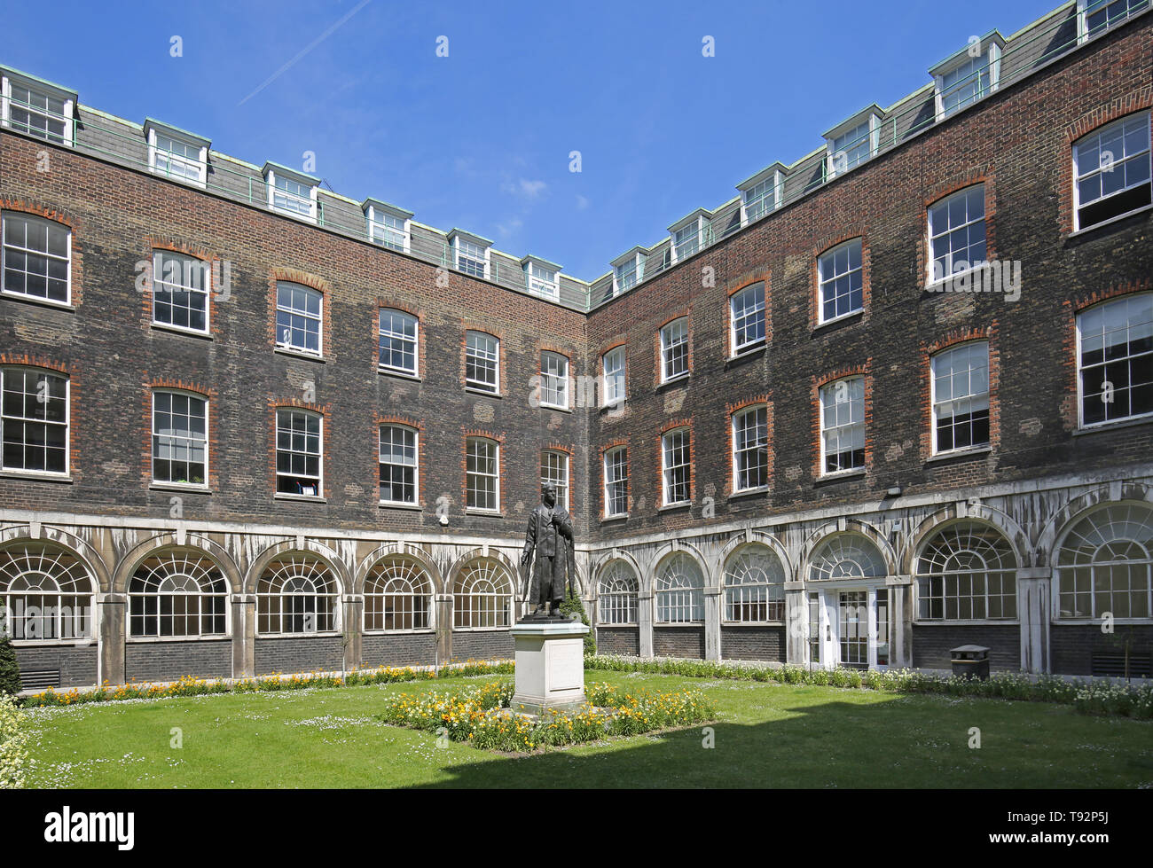Innenhofbereich der original viktorianischen Kerle Krankenhaus Gebäude. Zeigt statue Vicount Nuffield. Stockfoto