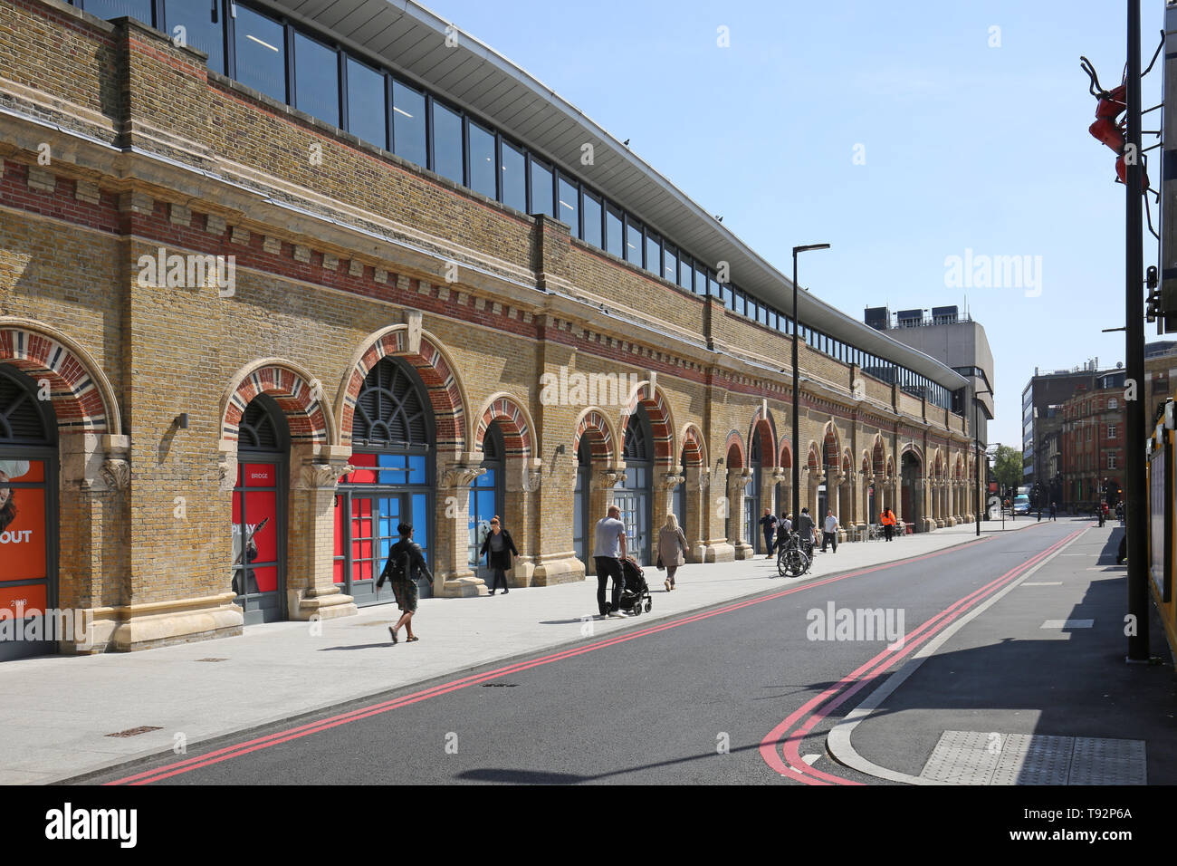 Neu renovierte Einzelhandelsgeschäfte in reich verzierten Bögen unter der London Bridge Station, in der St. Thomas Street, London, UK Stockfoto