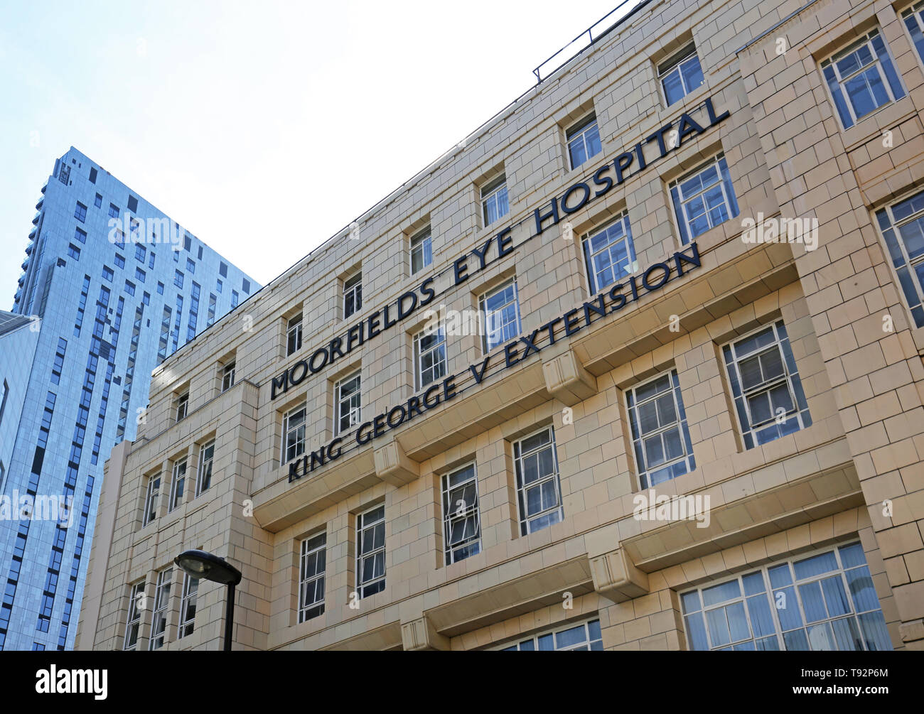 Wichtigste öffentliche Eingang zum berühmten Londoner Moorfields Eye Hospital, in der Nähe der alten Straße. Zeigt George V Erweiterungsbau. Stockfoto