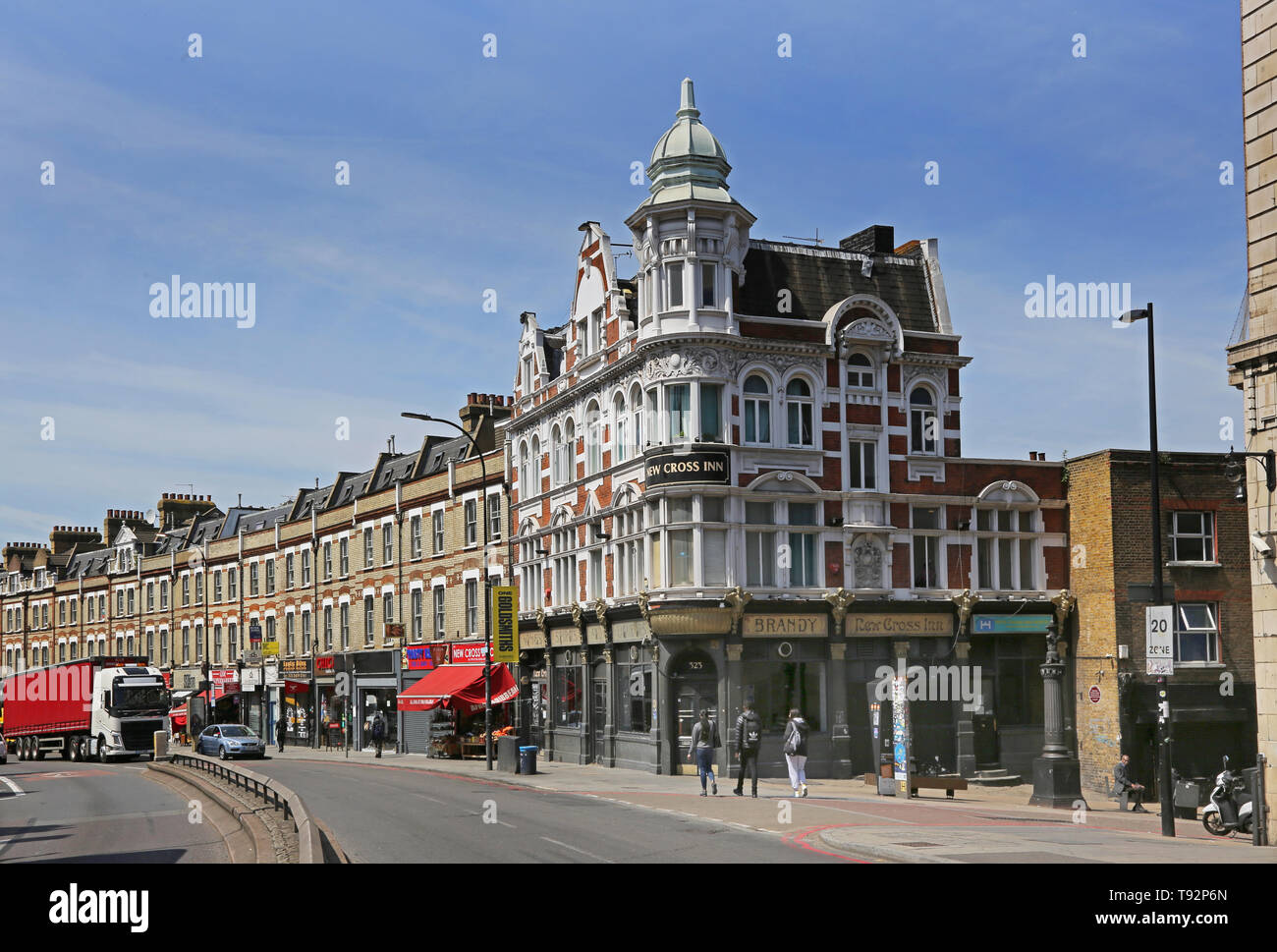 Die neue Cross Pub und High Street auf der A2 New Cross Road, Lewisham, London. Prunkvolle viktorianische Architektur. Stockfoto