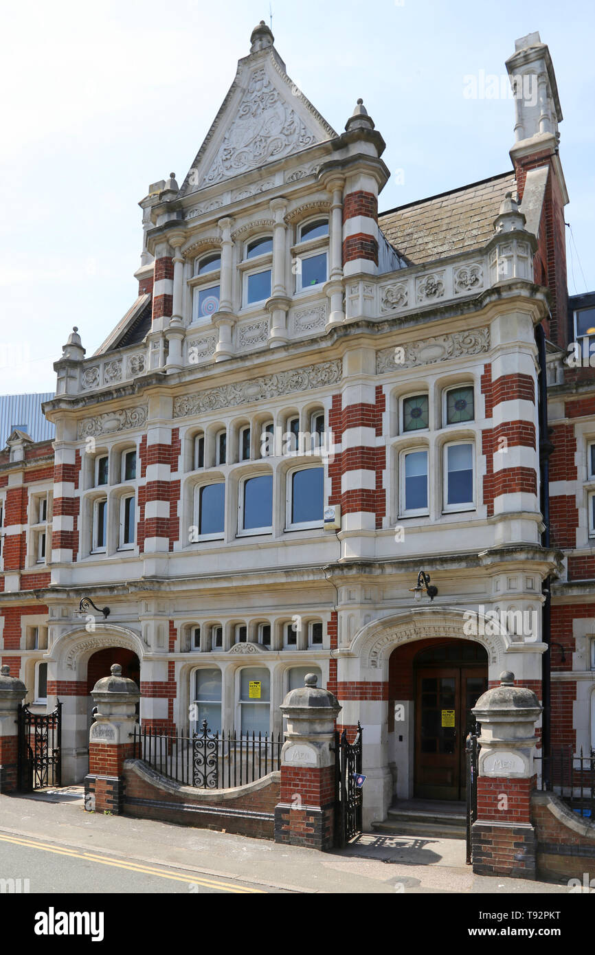 Die ursprüngliche Victoran Eingang zu Goldsmiths College, Lewisham, London. Zeigt getrennte Eingänge für Männer und Frauen. Stockfoto
