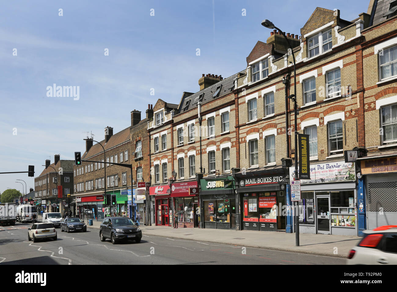 Geschäfte und Pubs auf der A 2 neue Cross Road, Lewisham, London Stockfoto