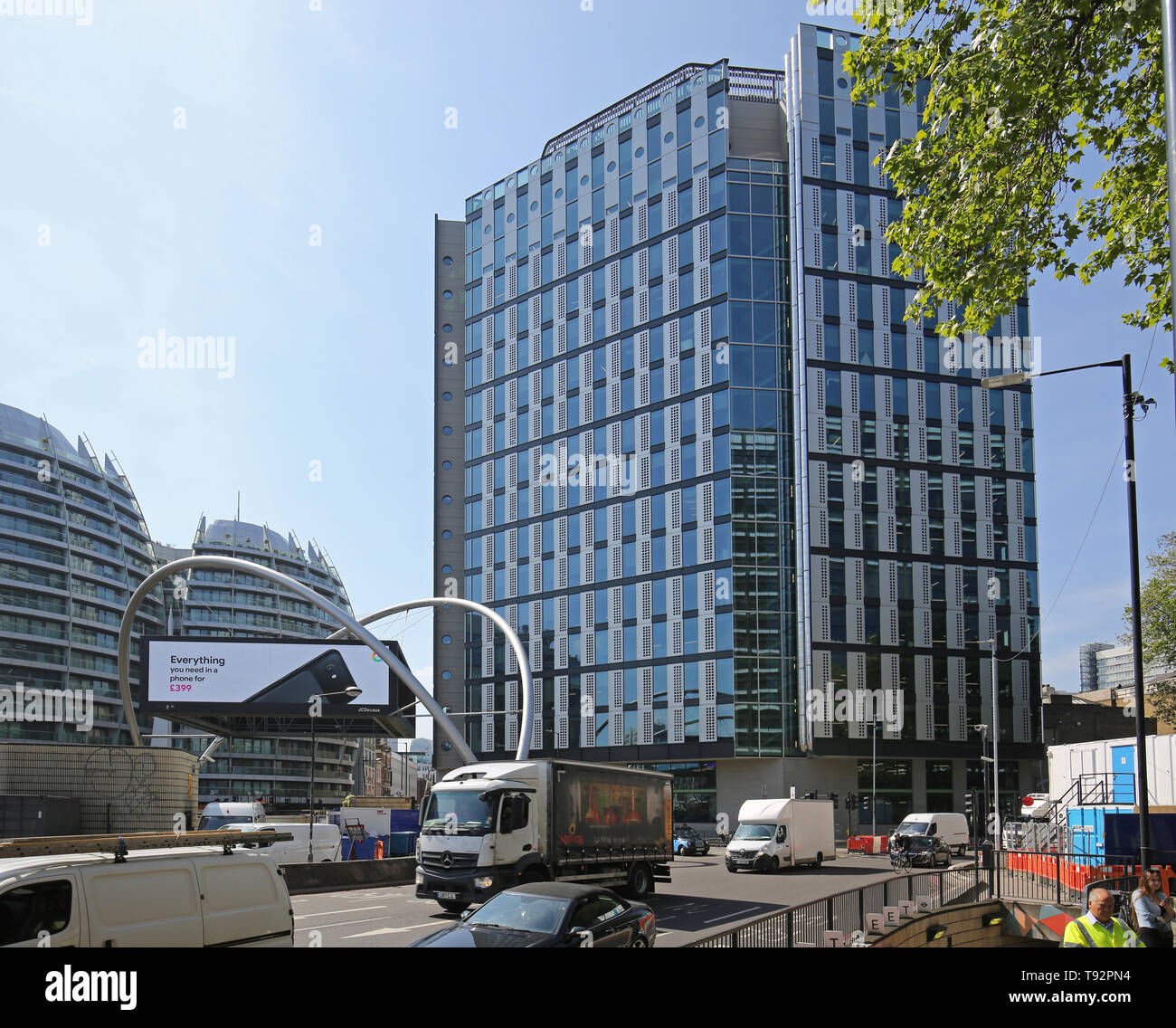 Der weiße Kragen Fabrik, ein neues Bürogebäude auf dem Londoner Alte Straße Kreisverkehr. Auch bekannt als "Silicon Kreisverkehr", "Heimat für viele neue High-Tech-Unternehmen. Stockfoto